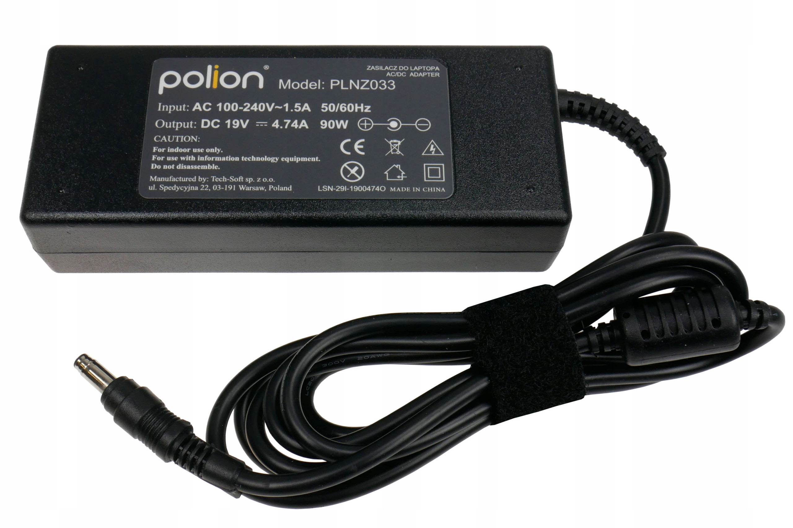 Czarny zasilacz do laptopa z czarnym kablem i złączem, białe tło.