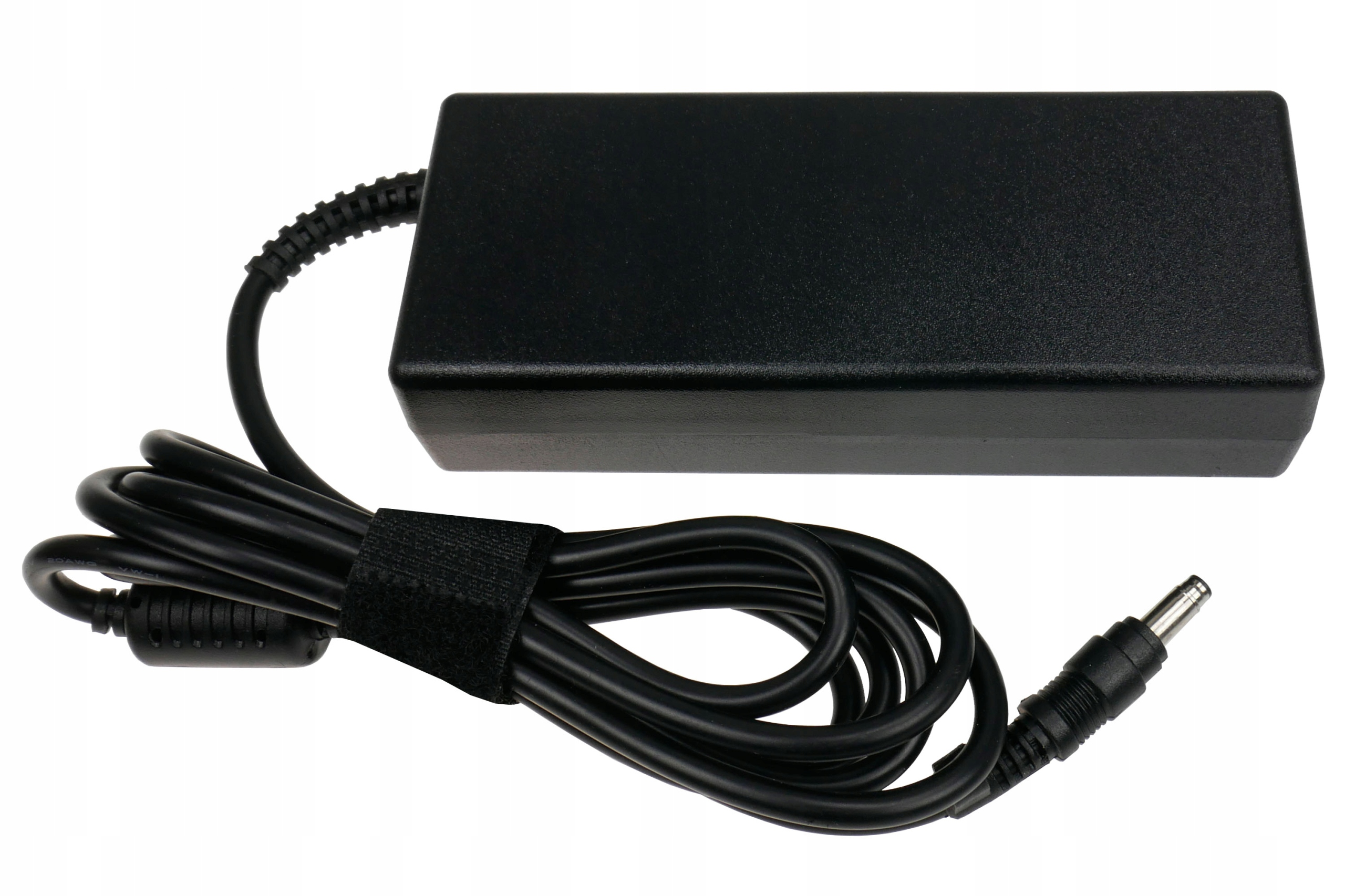 Czarny zasilacz do laptopa z kablem. Kabel zwinięty i zabezpieczony czarnym rzepem.