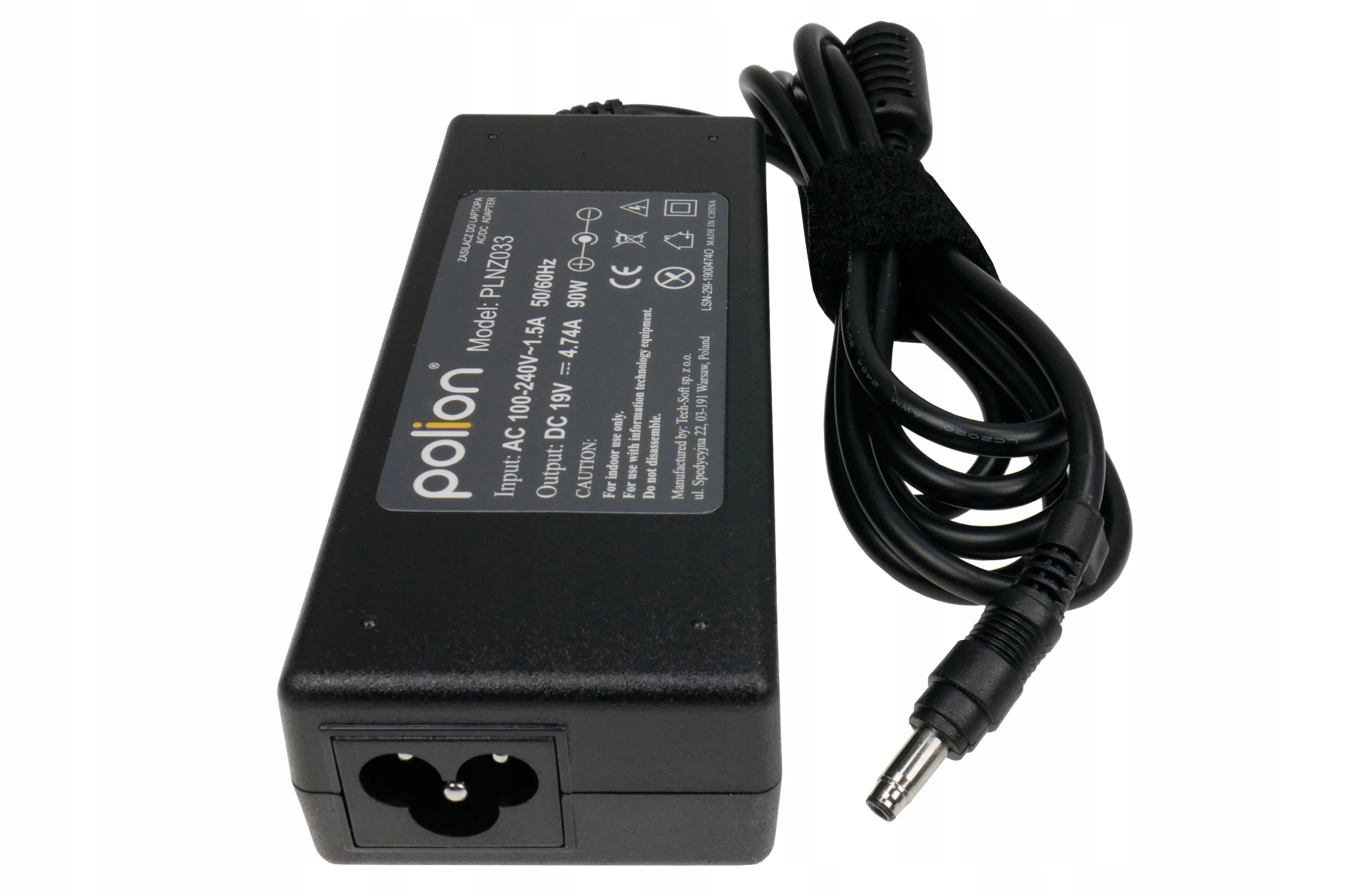 Czarny zasilacz do laptopa z czarnym kablem i etykietą z danymi technicznymi. Białe tło.