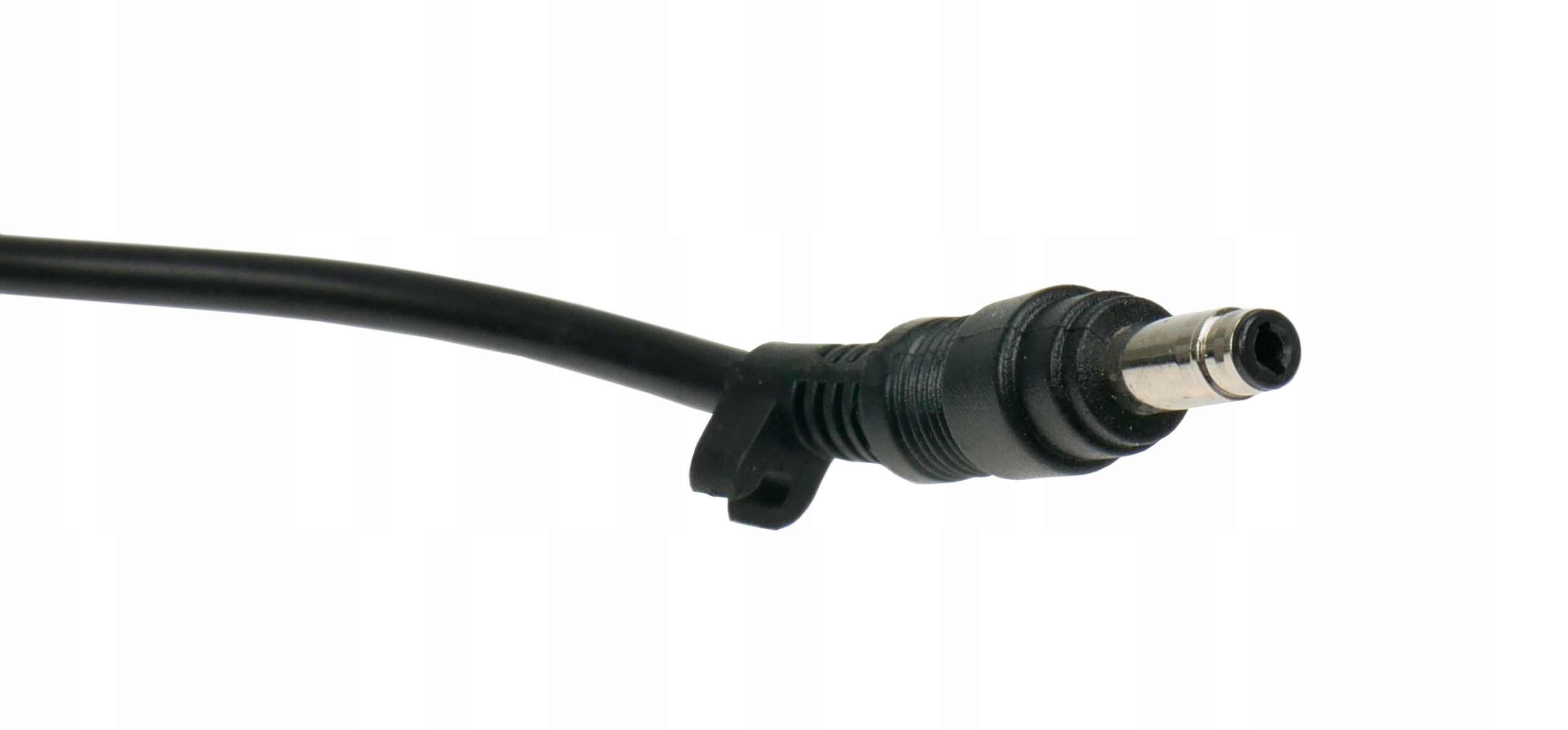 Czarny kabel zasilający ze złączem na końcu, na białym tle. Złącze jest metalowe.