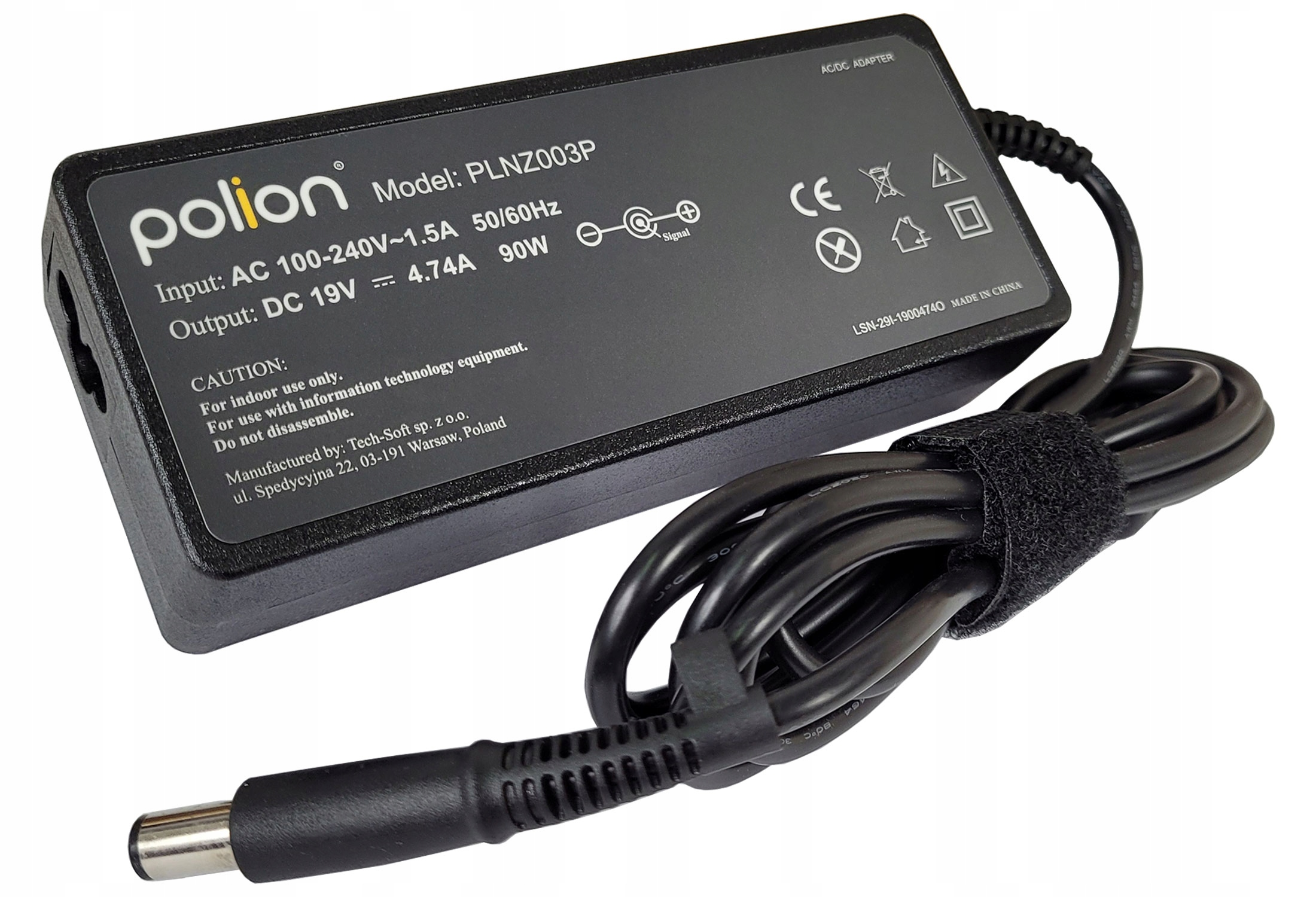 Czarny zasilacz do laptopa Polion. Ma etykiety tekstowe i przewód owinięty paskiem na rzep. Wtyczka znajduje się po lewej stronie.