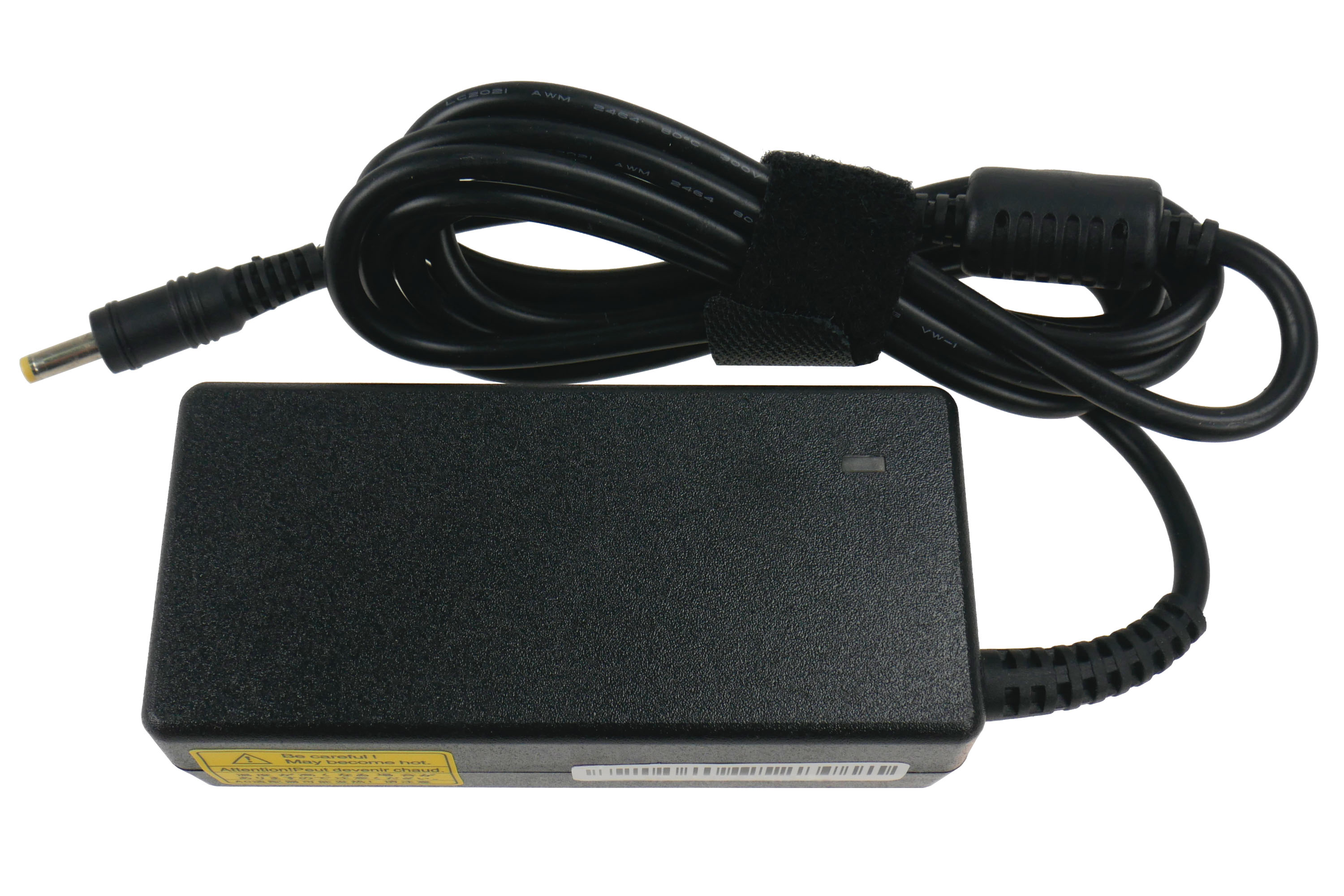 Czarna ładowarka do laptopa z czarnym kablem. Ładowarka posiada żółtą etykietę ostrzegawczą.