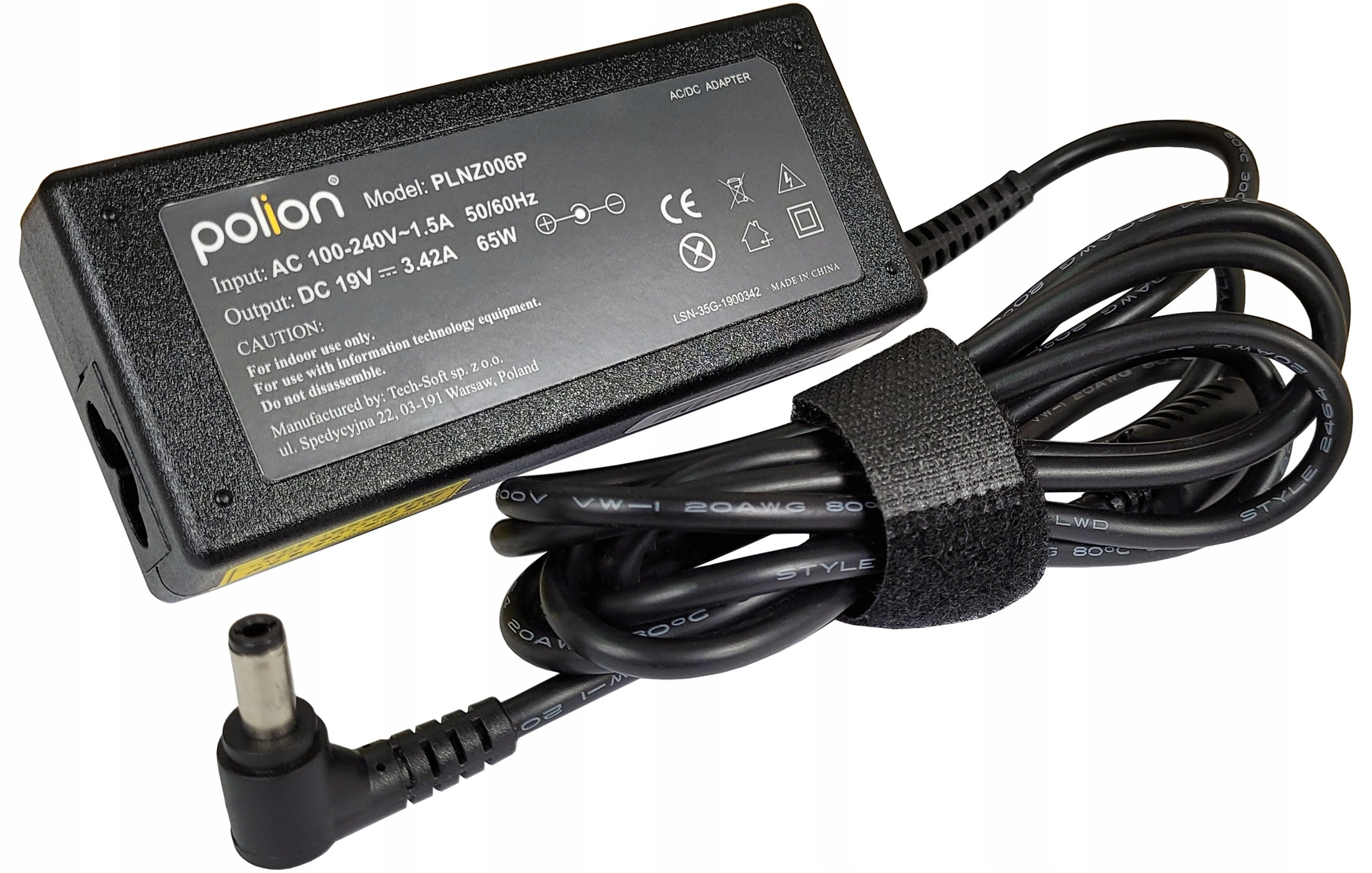 Czarny zasilacz AC/DC Polion z czarnym kablem. Zasilacz ma tekst i złącze.