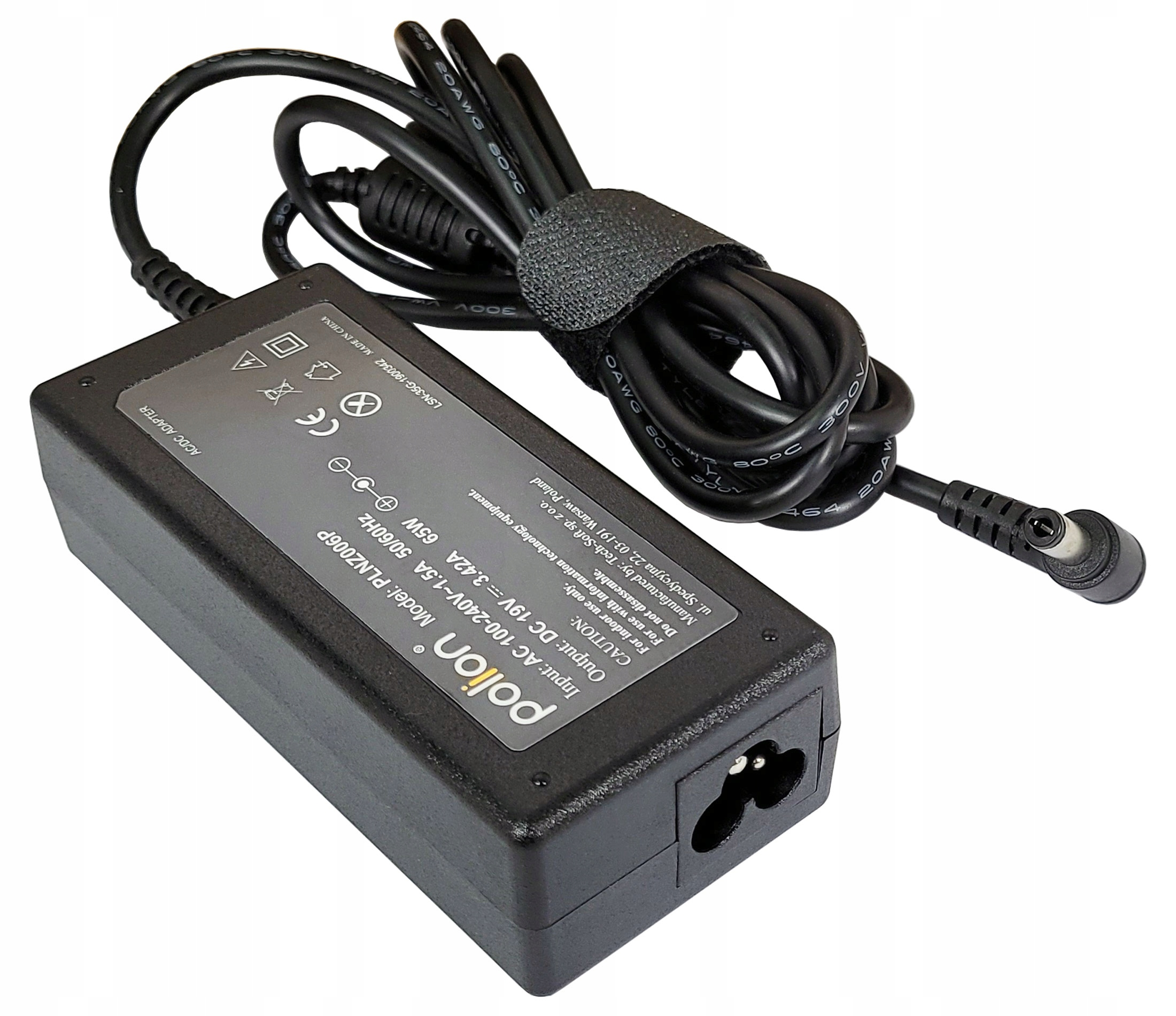 Czarna ładowarka do laptopa z czarnym kablem owiniętym wokół. Ładowarka ma etykietę z białym tekstem.