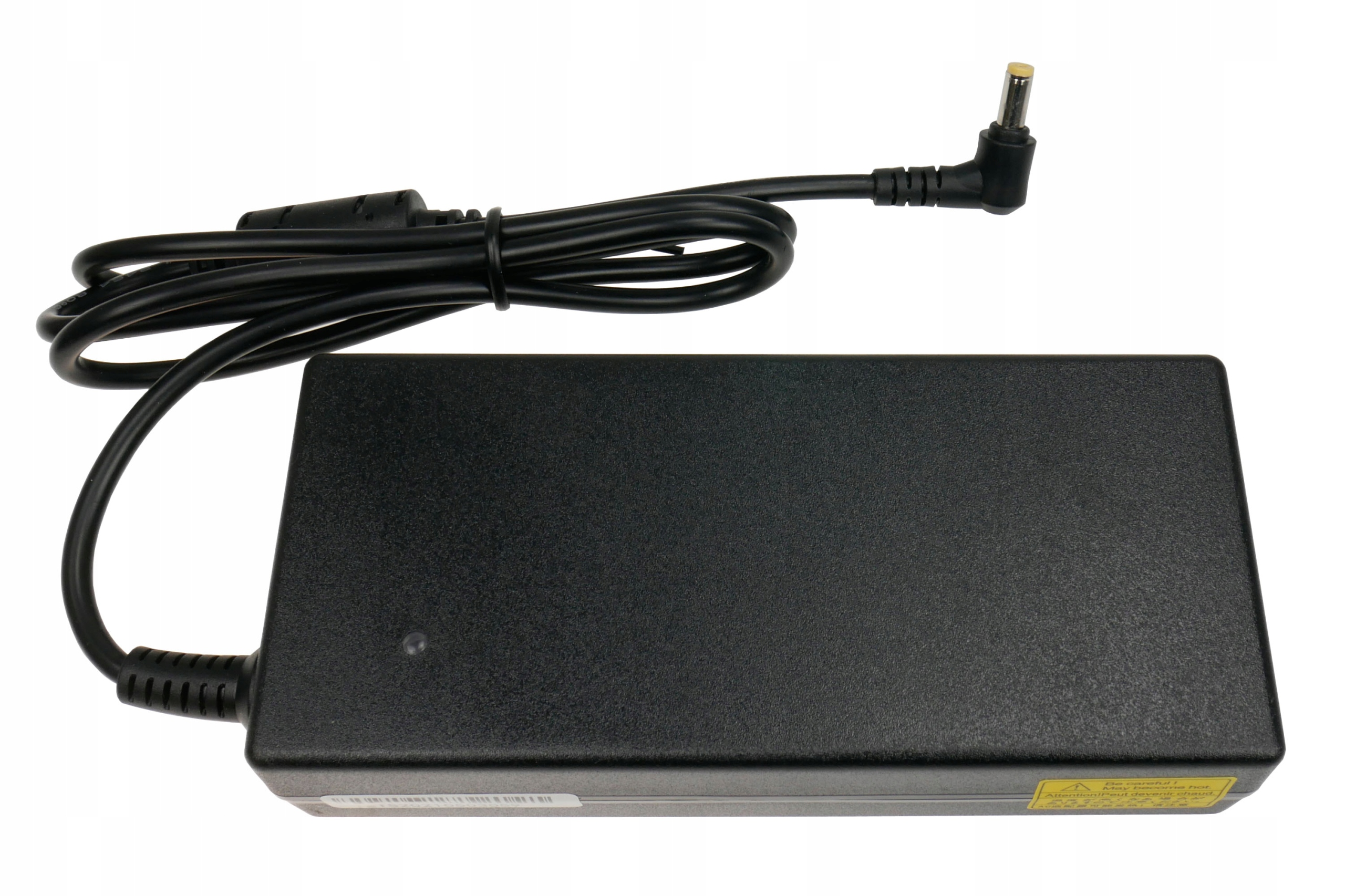 Czarny zasilacz do laptopa z czarnym kablem i wtyczką. Białe tło.
