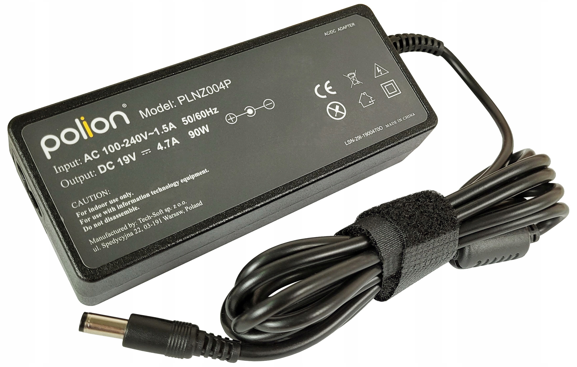 Czarny zasilacz Polion AC/DC z czarnym kablem. Posiada biały tekst ze specyfikacjami technicznymi i symbolami bezpieczeństwa.