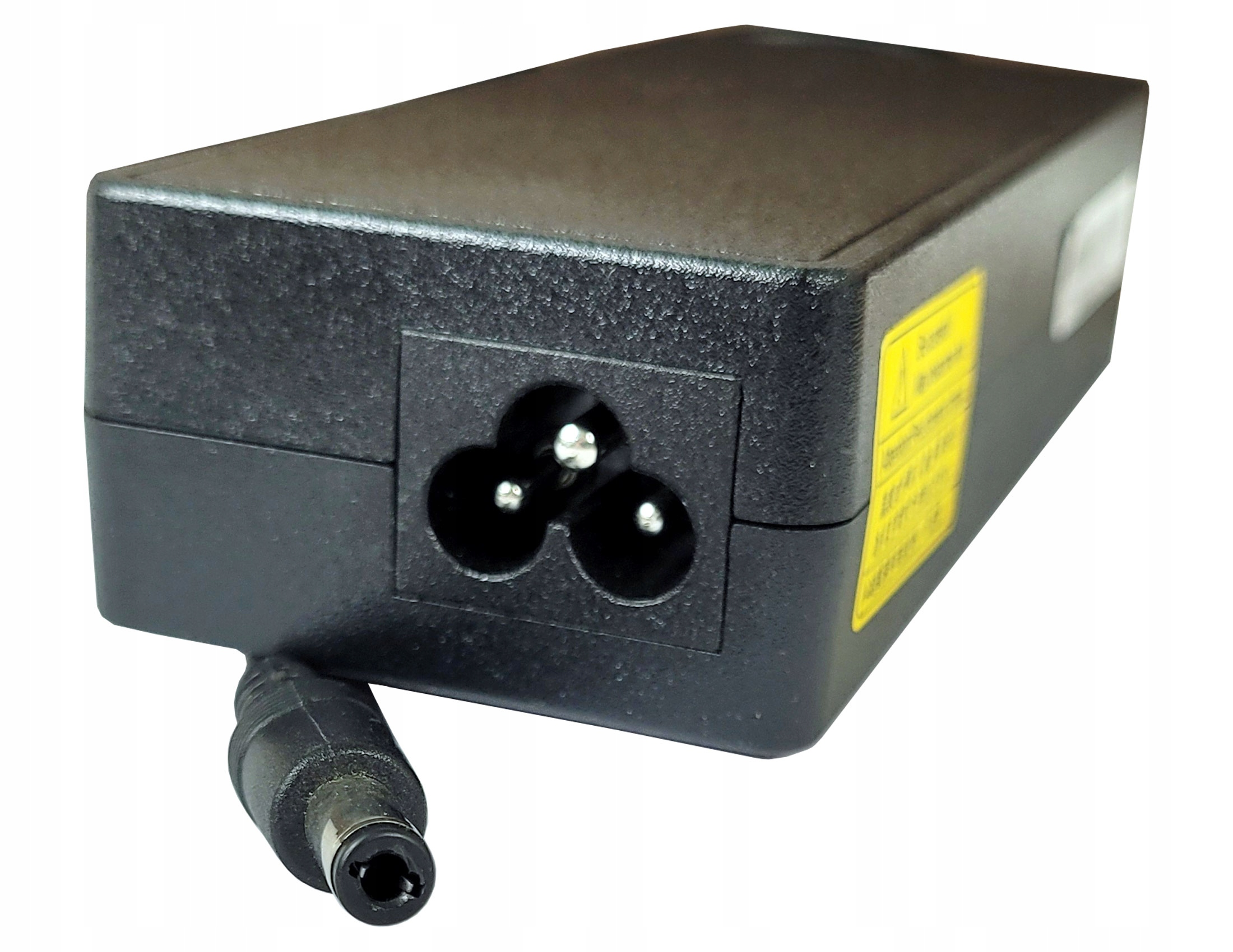 Czarny zasilacz z gniazdem trójbolcowym i przewodem łączącym wychodzącym z urządzenia.