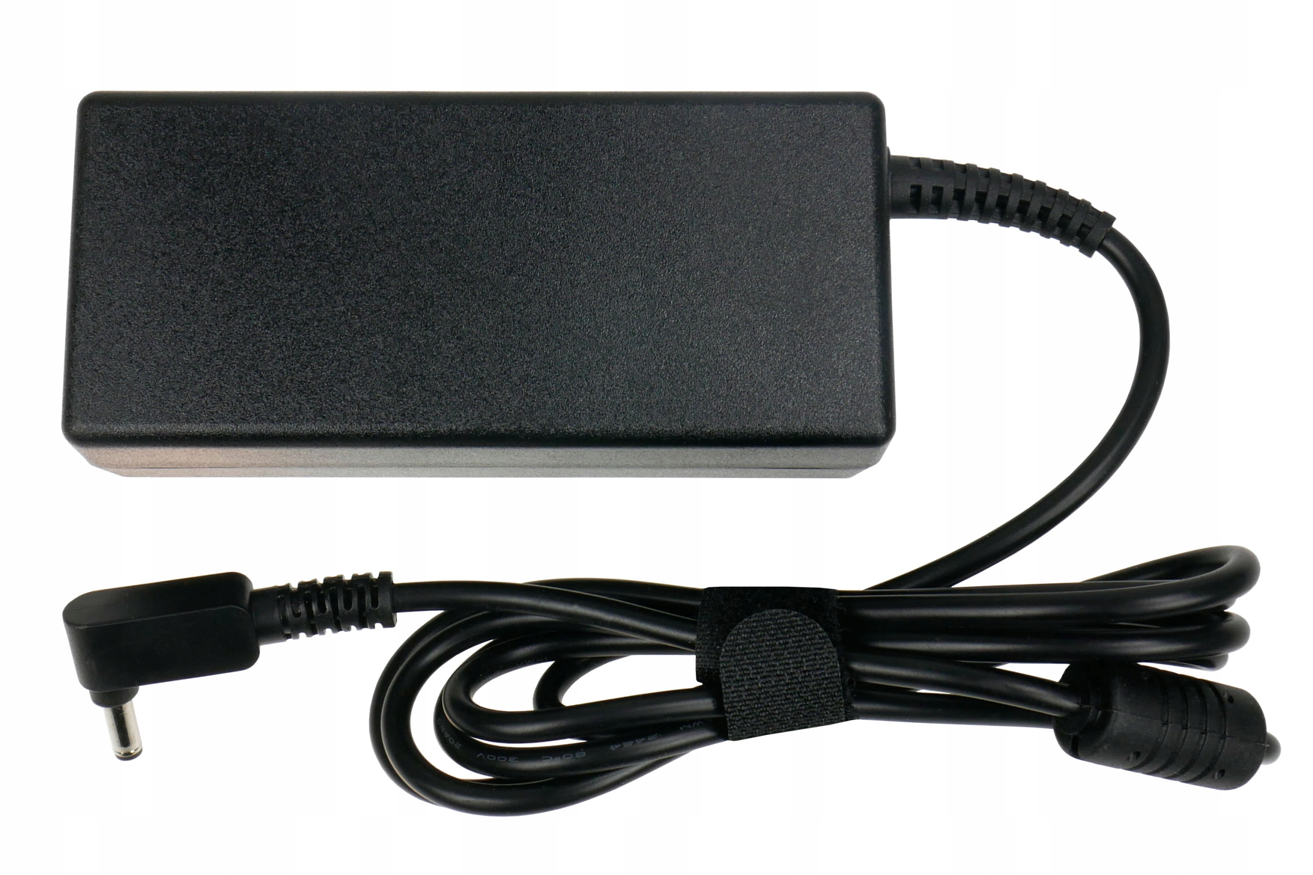 Czarny zasilacz do laptopa z kablem i złączem na białym tle.