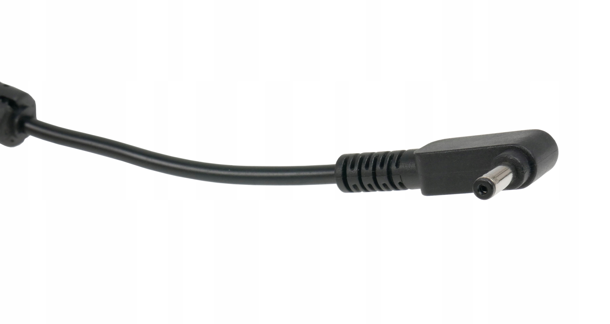 Czarny kabel zasilacza z cylindrycznym złączem na białym tle.