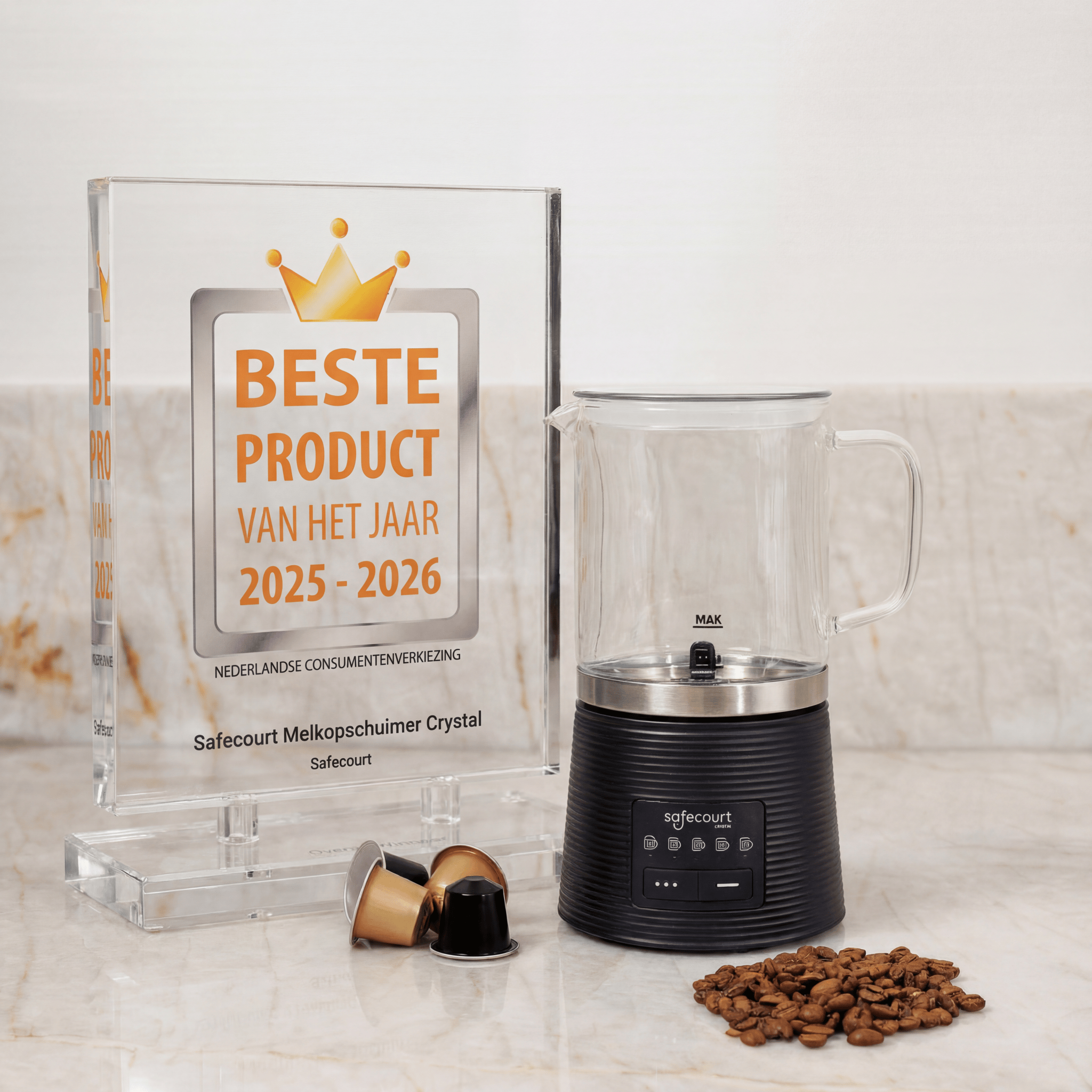 Een melkopschuimer, koffiebonen en een prijsschild worden getoond. De opschuimer is zwart en van glas.