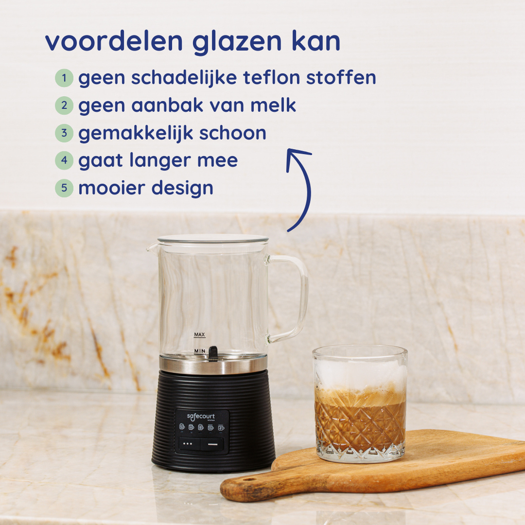Een glazen koffiezetapparaat en een glas met patroon met koffie en schuim staan op een marmeren oppervlak. Een houten plank is in de buurt.