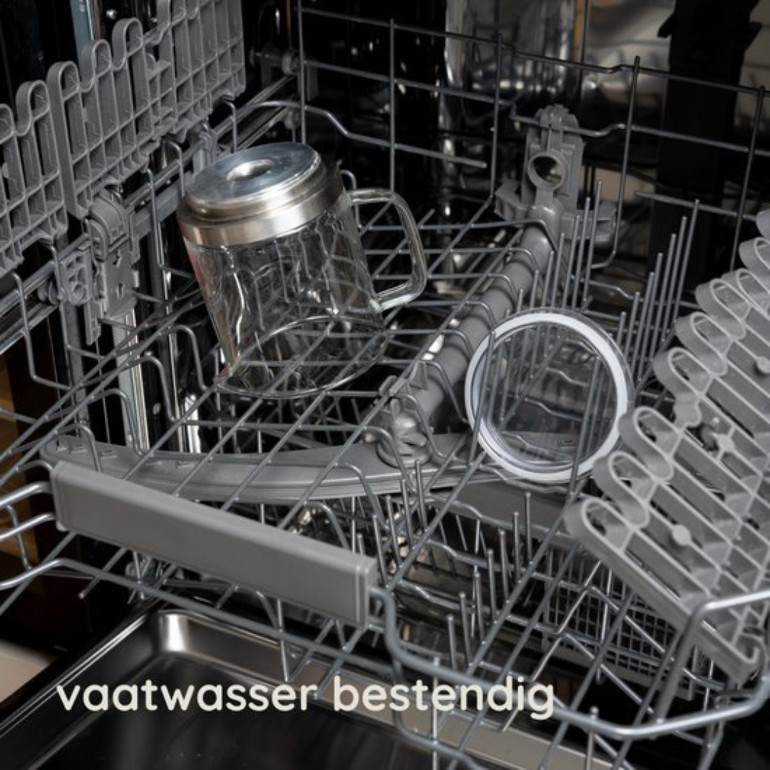 Interieur van een vaatwasser met een glazen pot en deksel. De pot staat in een rek. Tekst onderaan: 'vaatwasser bestendig'.