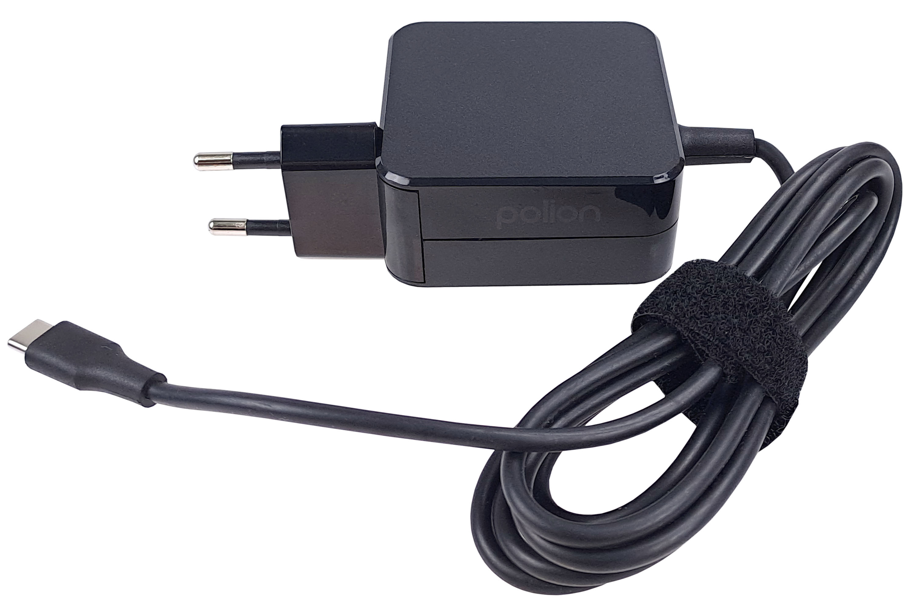 Czarna ładowarka do laptopa z wtyczką i złączem USB-C. Kabel jest spięty rzepem.