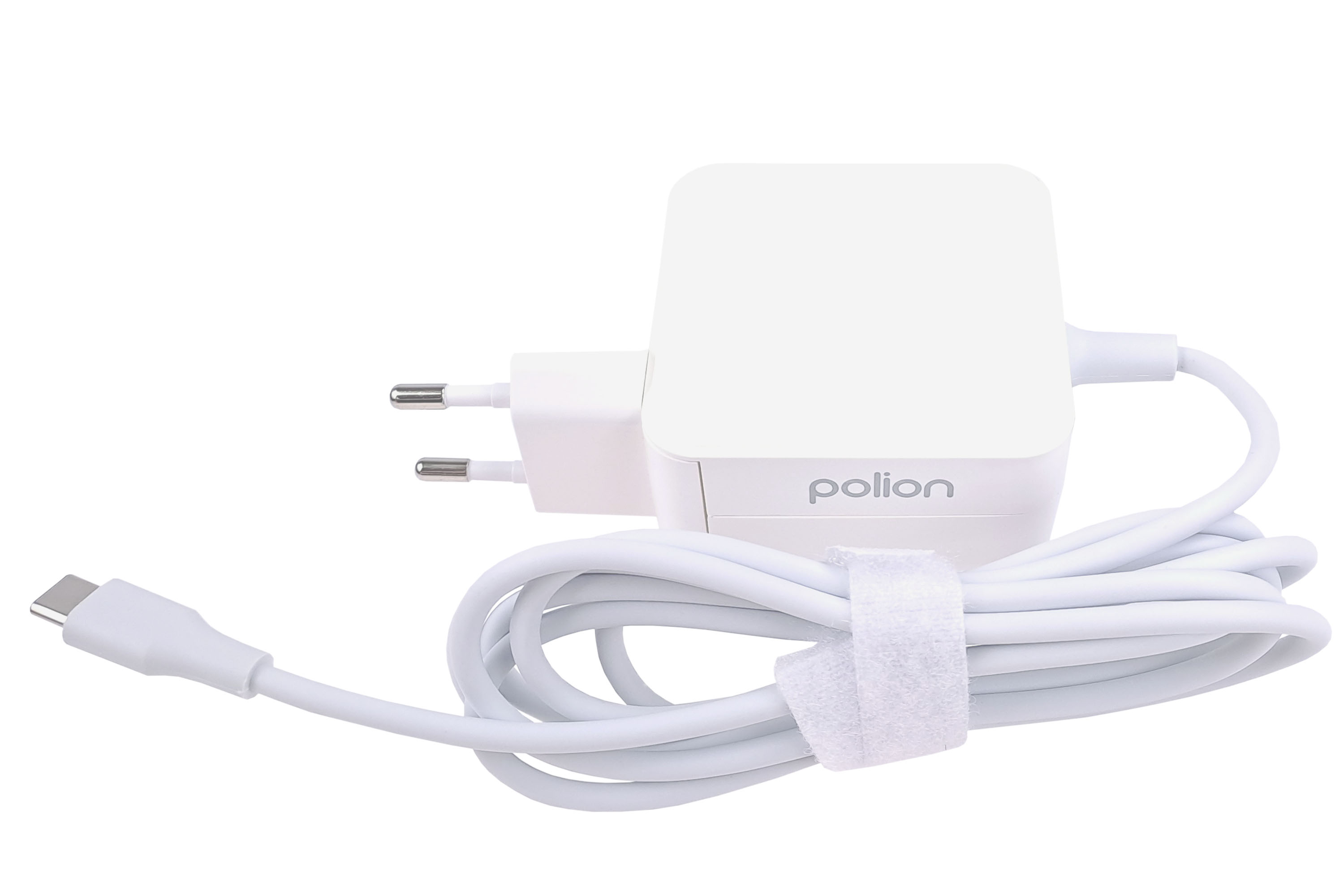 Biały zasilacz z kablem, wtyczką i logo. Kabel jest owinięty i trzymany białą opaską na rzep.