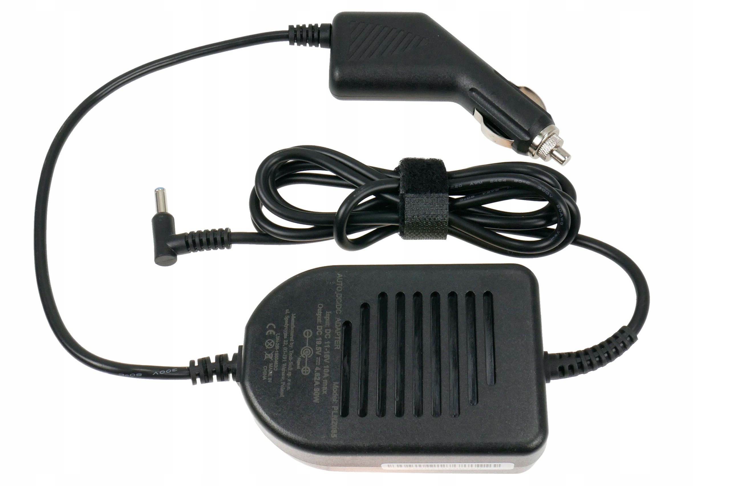 Czarny adapter samochodowy do laptopa z wtyczką samochodową, zasilaczem i złączem na białym tle.