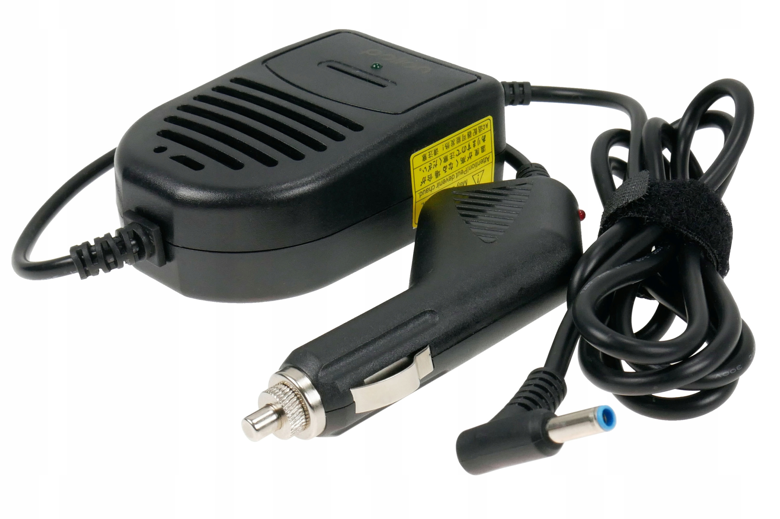 Czarna ładowarka do laptopa z adapterem samochodowym i zwiniętym czarnym kablem. Widoczna etykieta.