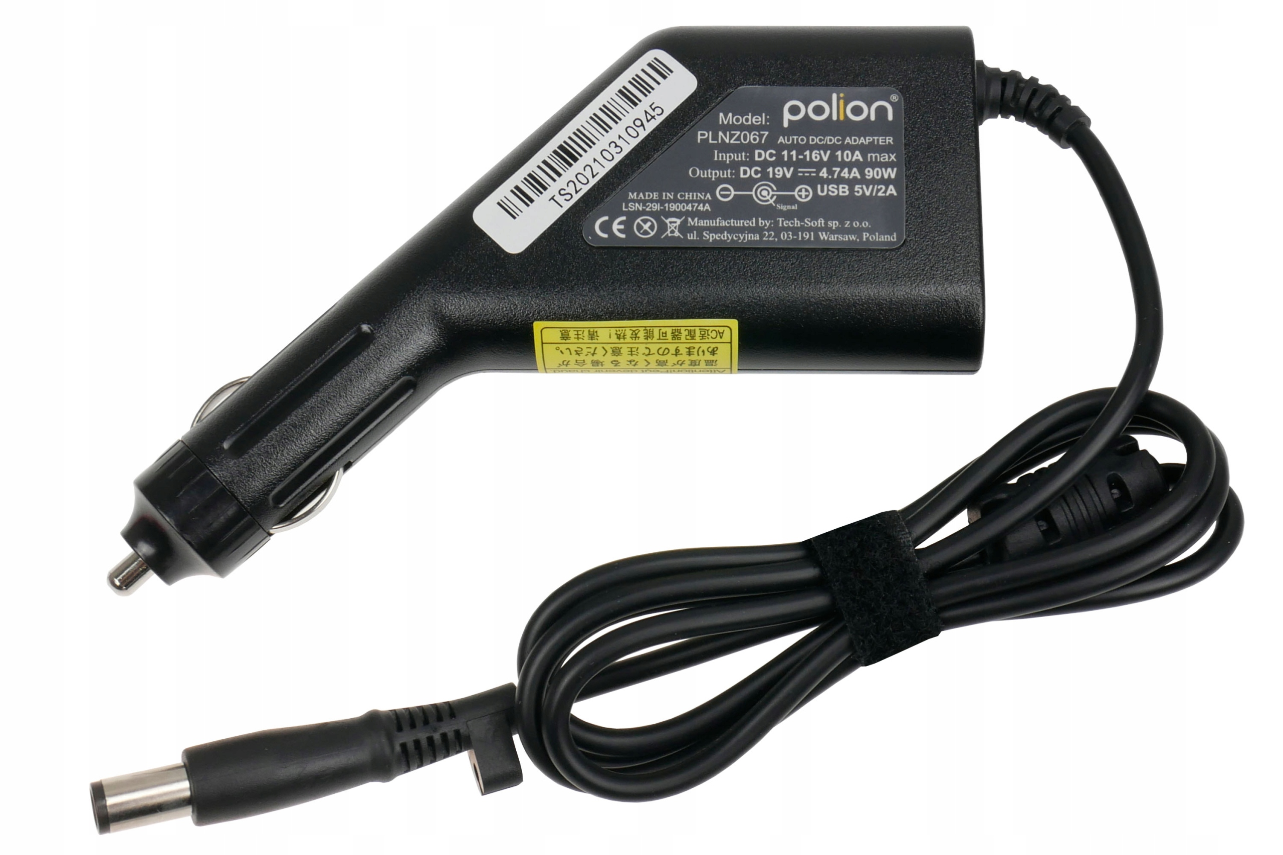 Czarny adapter samochodowy z etykietą. Posiada kabel zasilający z rzepem i wtyczkę do zapalniczki.