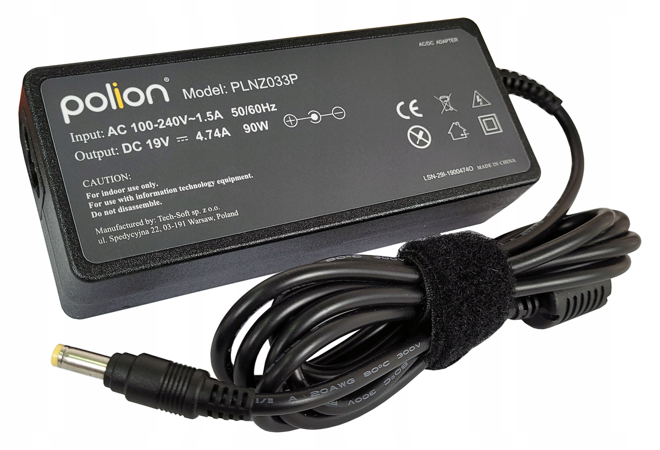 Czarny zasilacz Polion AC/DC. Posiada czarny kabel i złącze z żółtą końcówką. Zasilacz ma tekst.