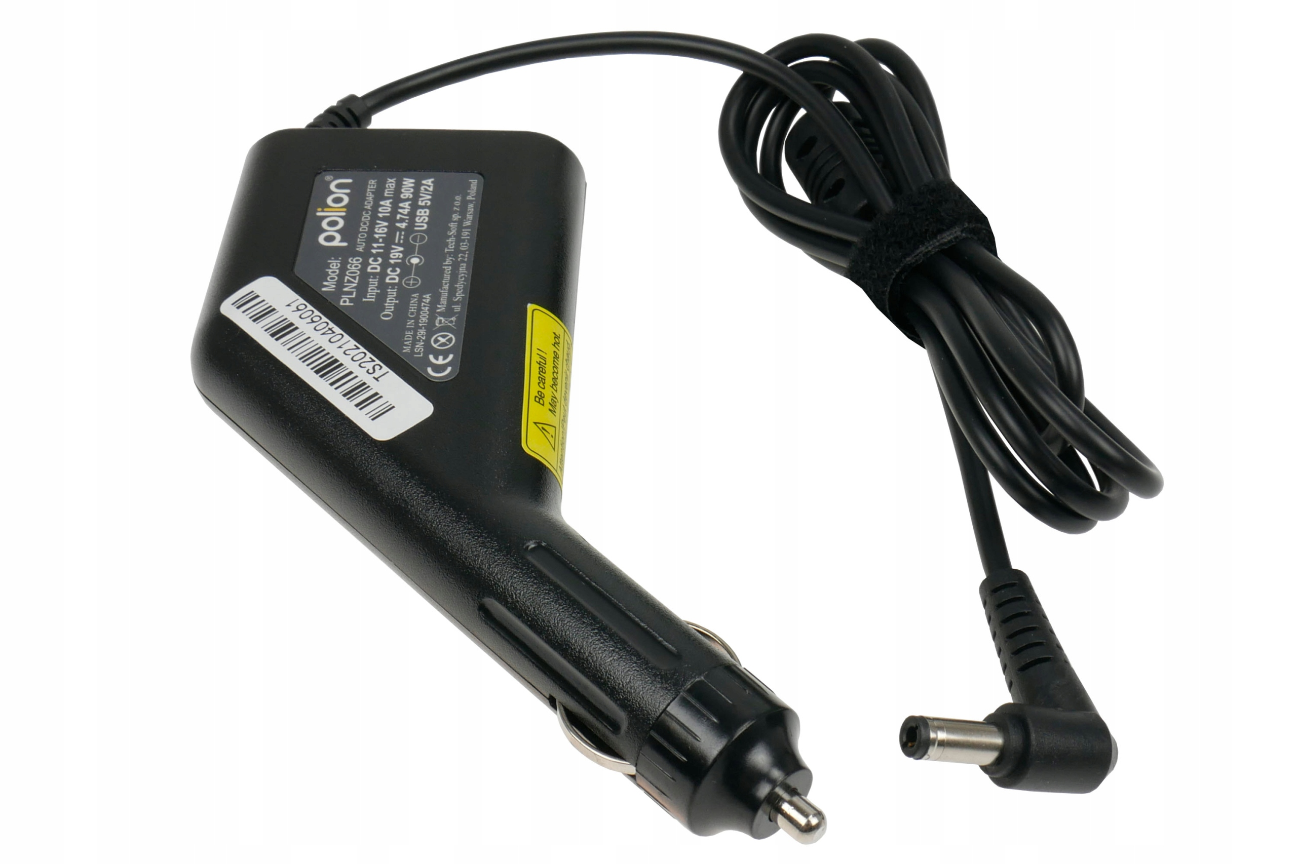 Czarny adapter samochodowy z czarnym kablem. Szczegóły widoczne na adapterze. Białe tło.