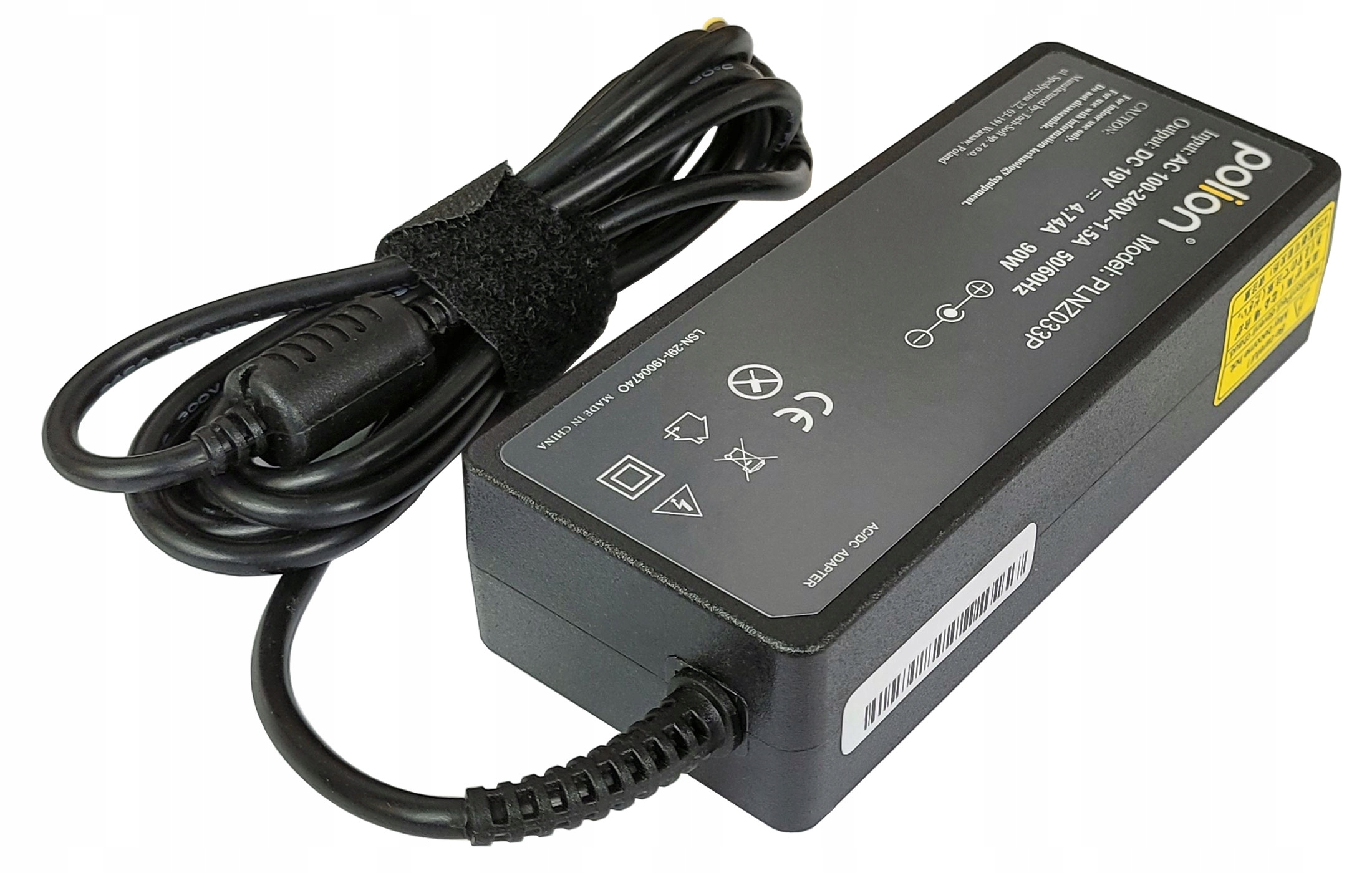 Czarny zasilacz AC/DC z czarnym przewodem zasilającym i rzepem. Zasilacz ma biały tekst i symbole.