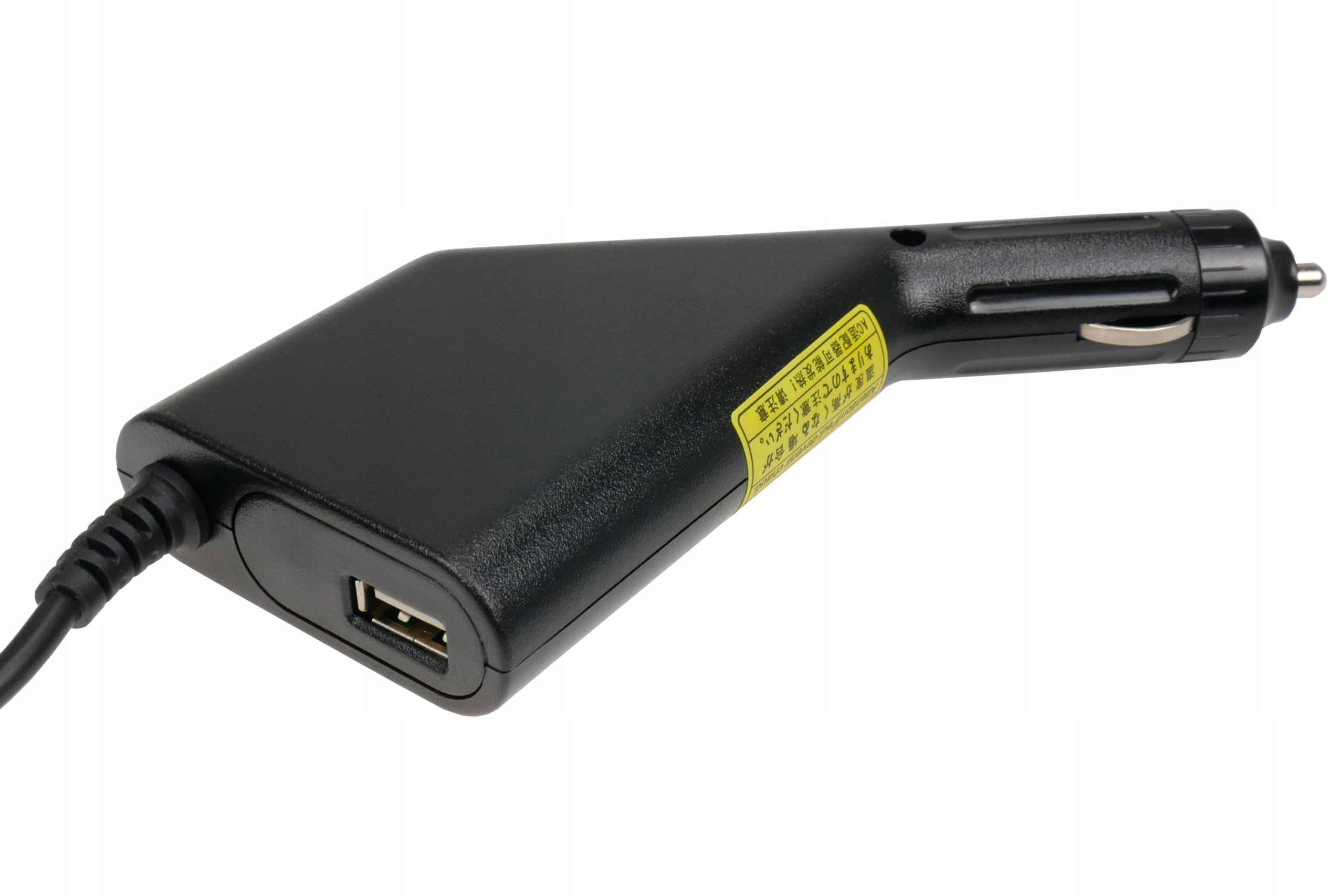 Czarna ładowarka samochodowa z portem USB, kablem i etykietą z japońskim tekstem. Białe tło.