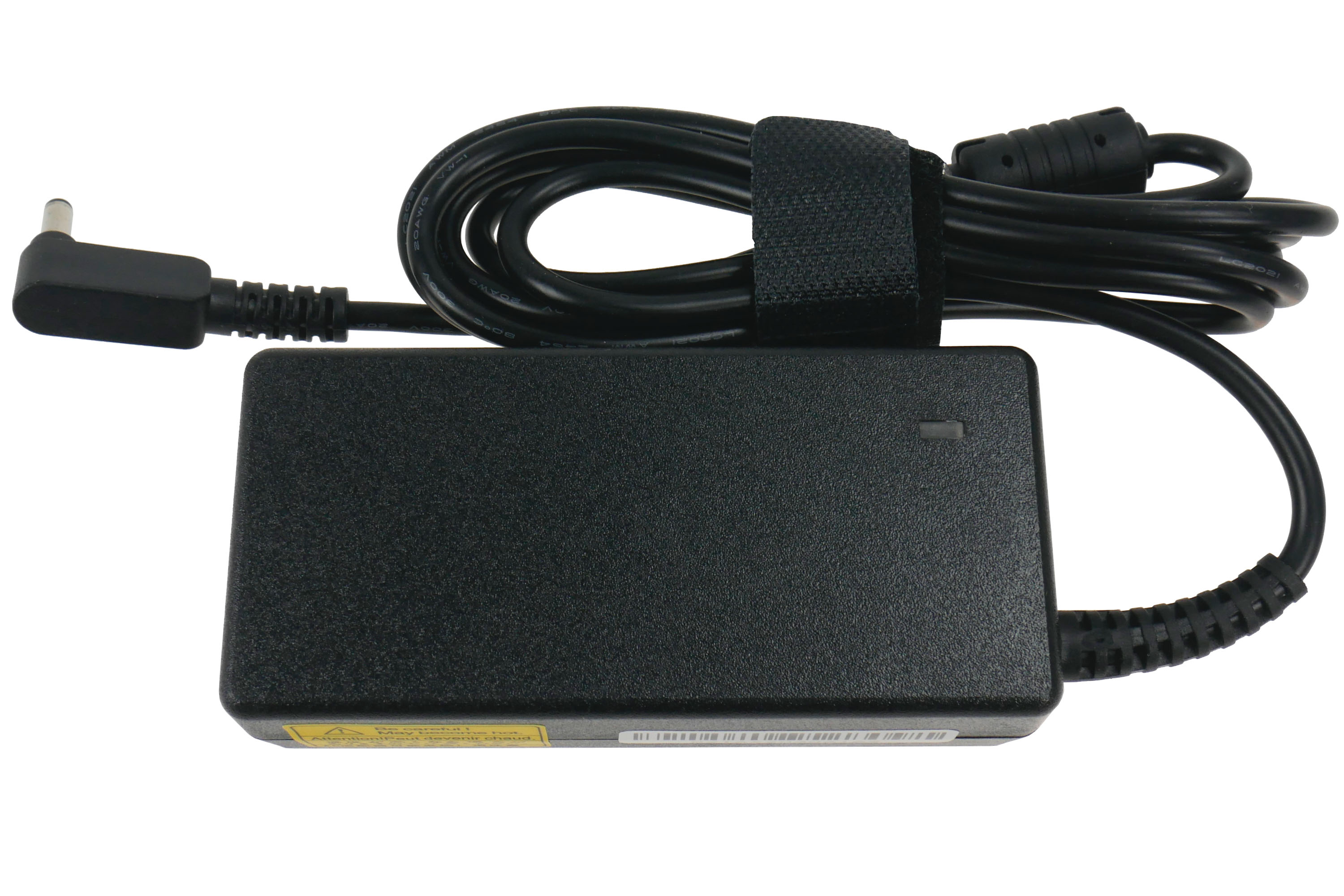 Czarny zasilacz do laptopa z czarnym kablem i złączem. Na białym tle.