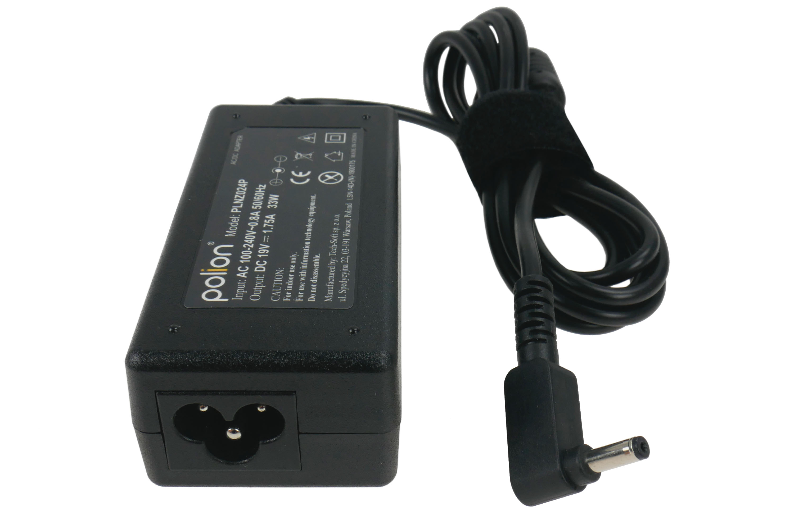 Czarny zasilacz do laptopa z czarnym kablem i wtyczką. Białe tło.