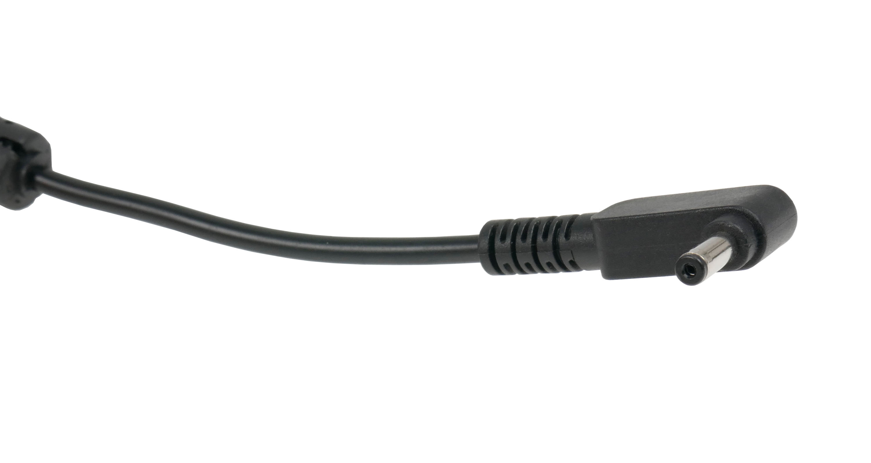 Czarny kabel zasilacza z kątowym złączem, na białym tle.