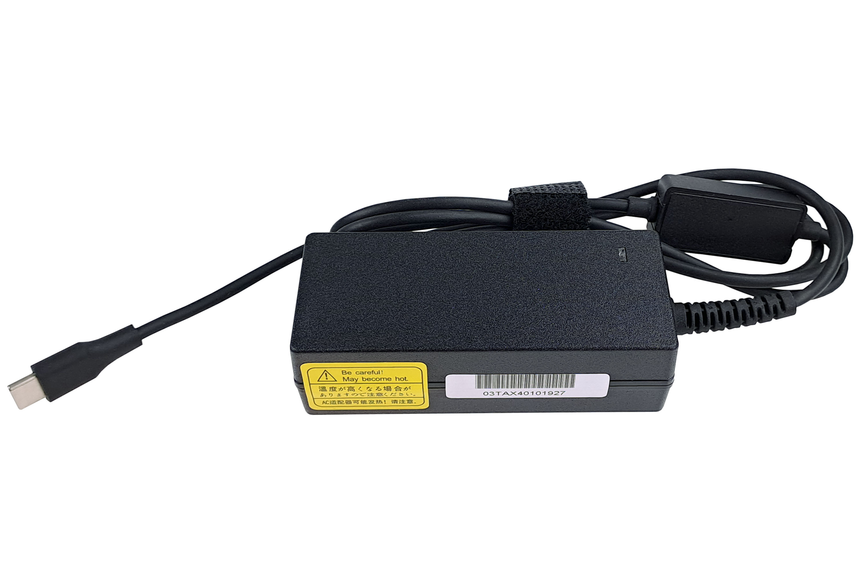 Czarna ładowarka do laptopa ze złączem USB-C. Posiada etykietę ostrzegawczą i naklejkę z kodem kreskowym.