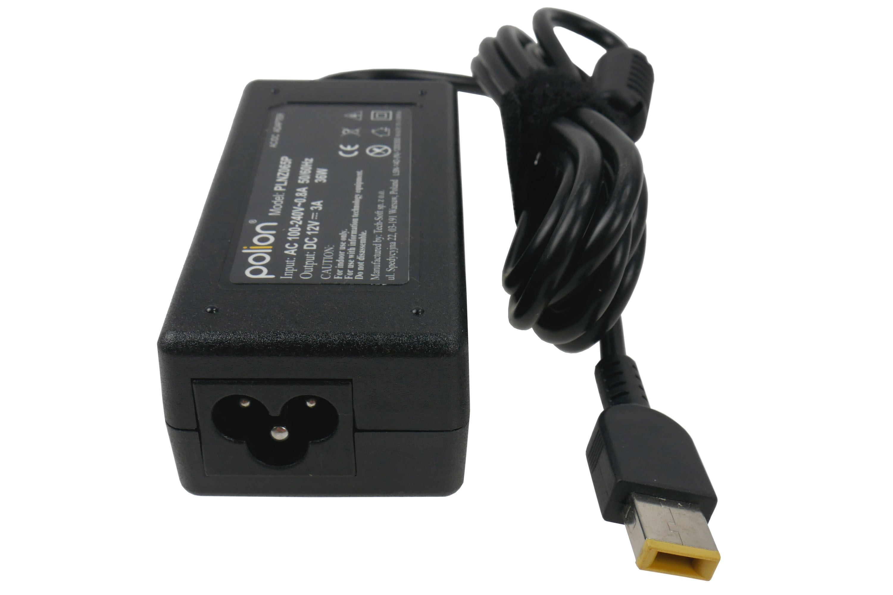 Czarna ładowarka do laptopa z kablem. Ładowarka ma wtyczkę i etykietę z tekstem. Białe tło.