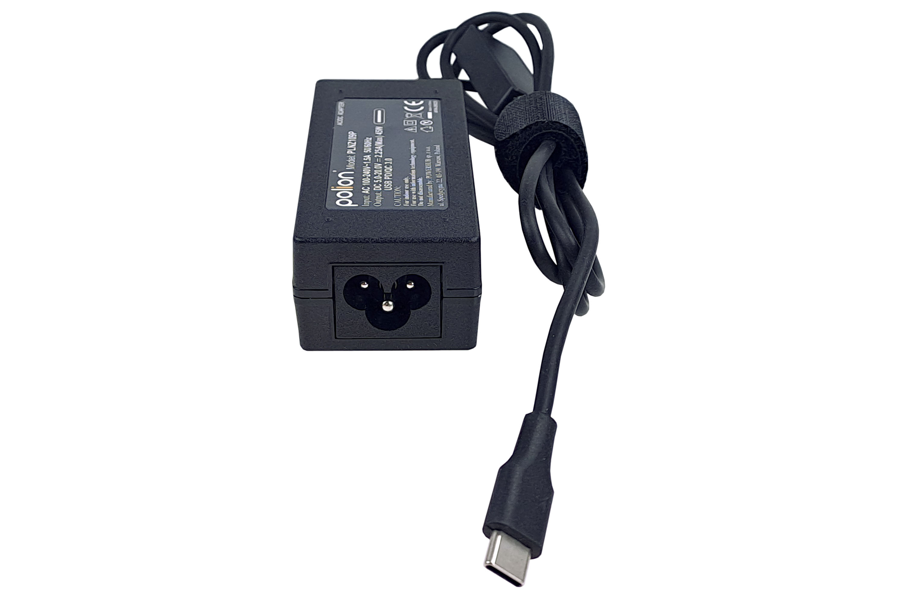 Czarna ładowarka do laptopa z kablem. Posiada złącze USB-C i trójbolcowe złącze zasilania. Białe tło.