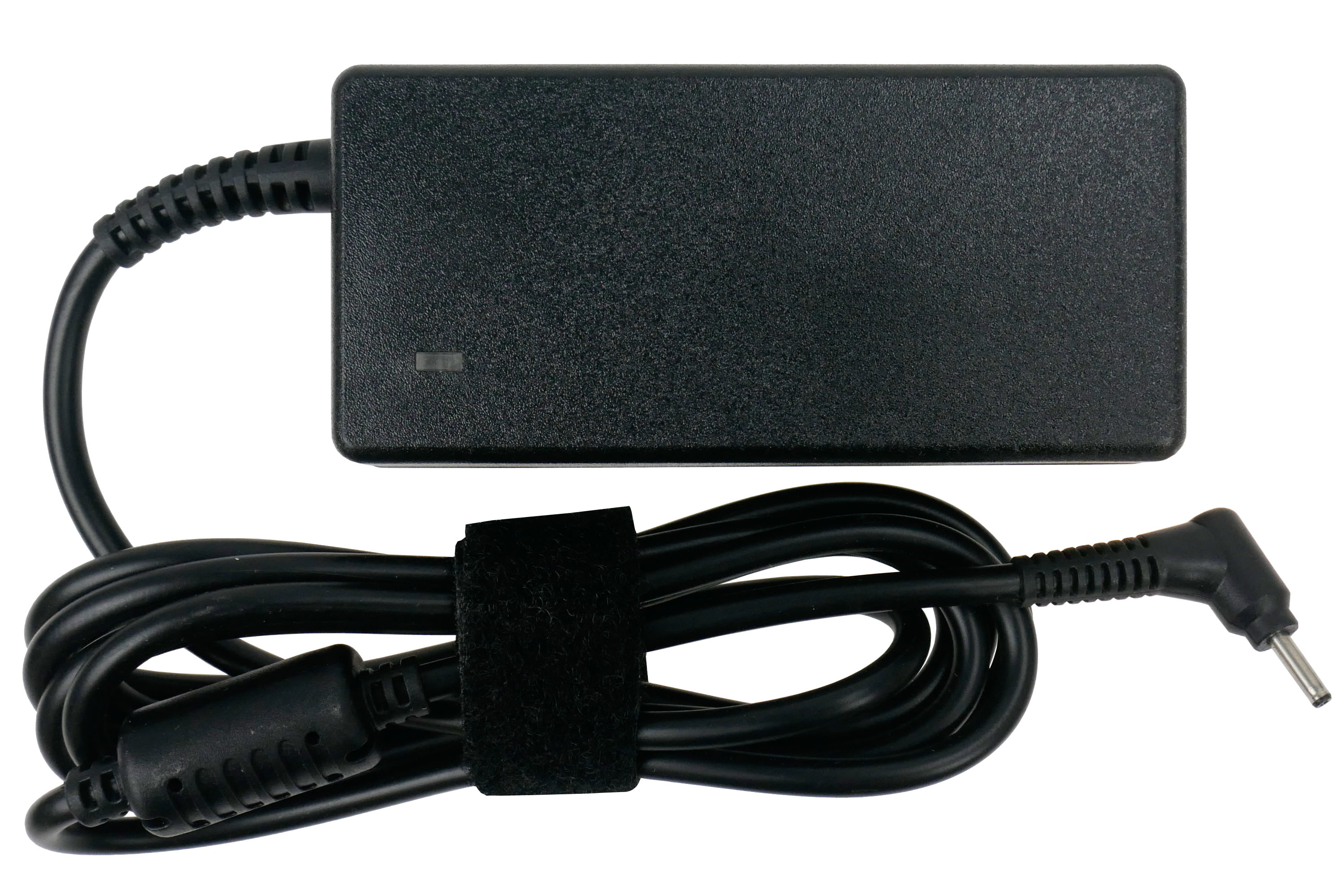 Czarna ładowarka do laptopa z czarnym kablem, zabezpieczona rzepem. Tło jest białe.