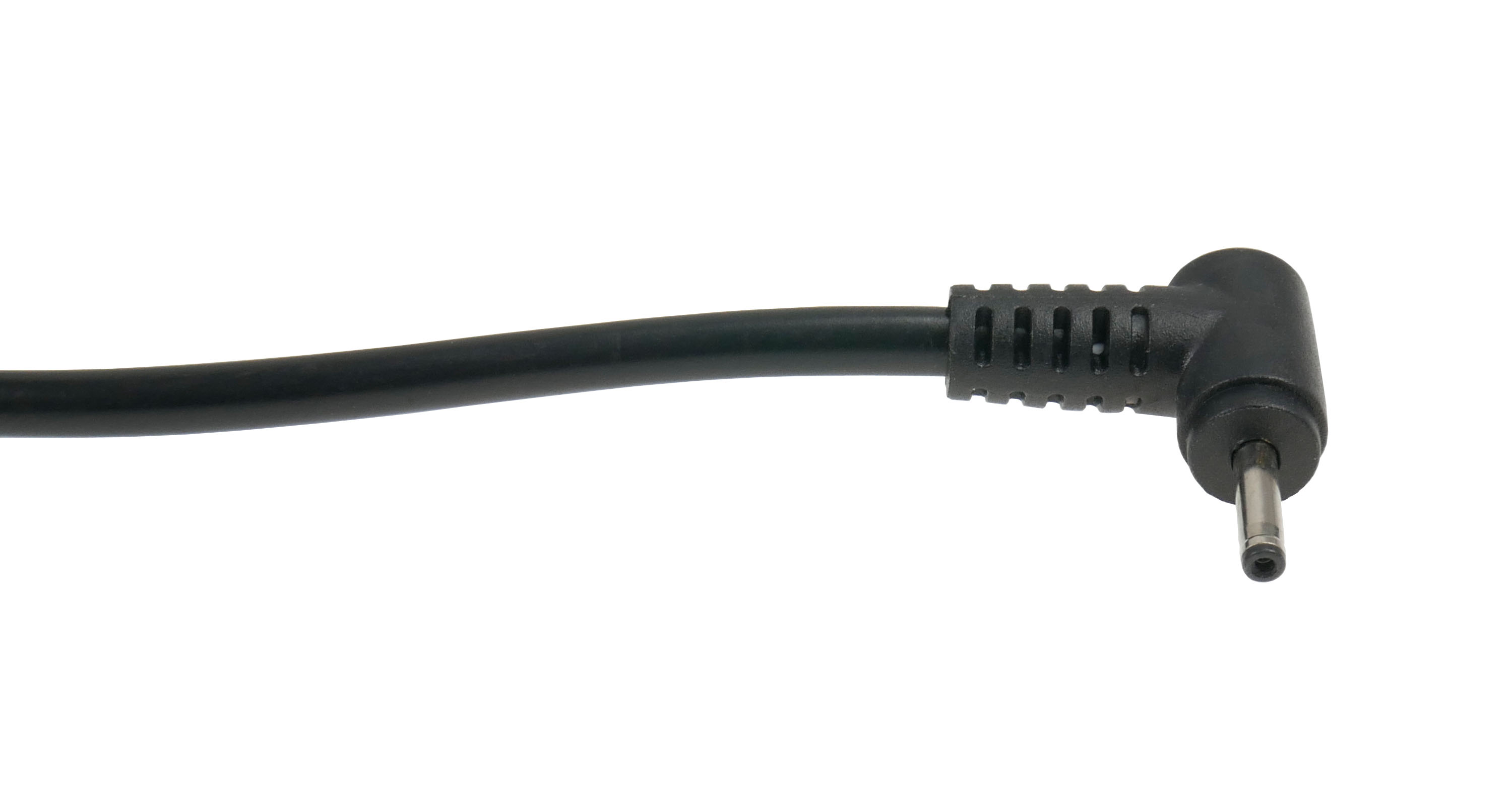 Czarny kabel zasilający z kątowym złączem. Tło jest białe.