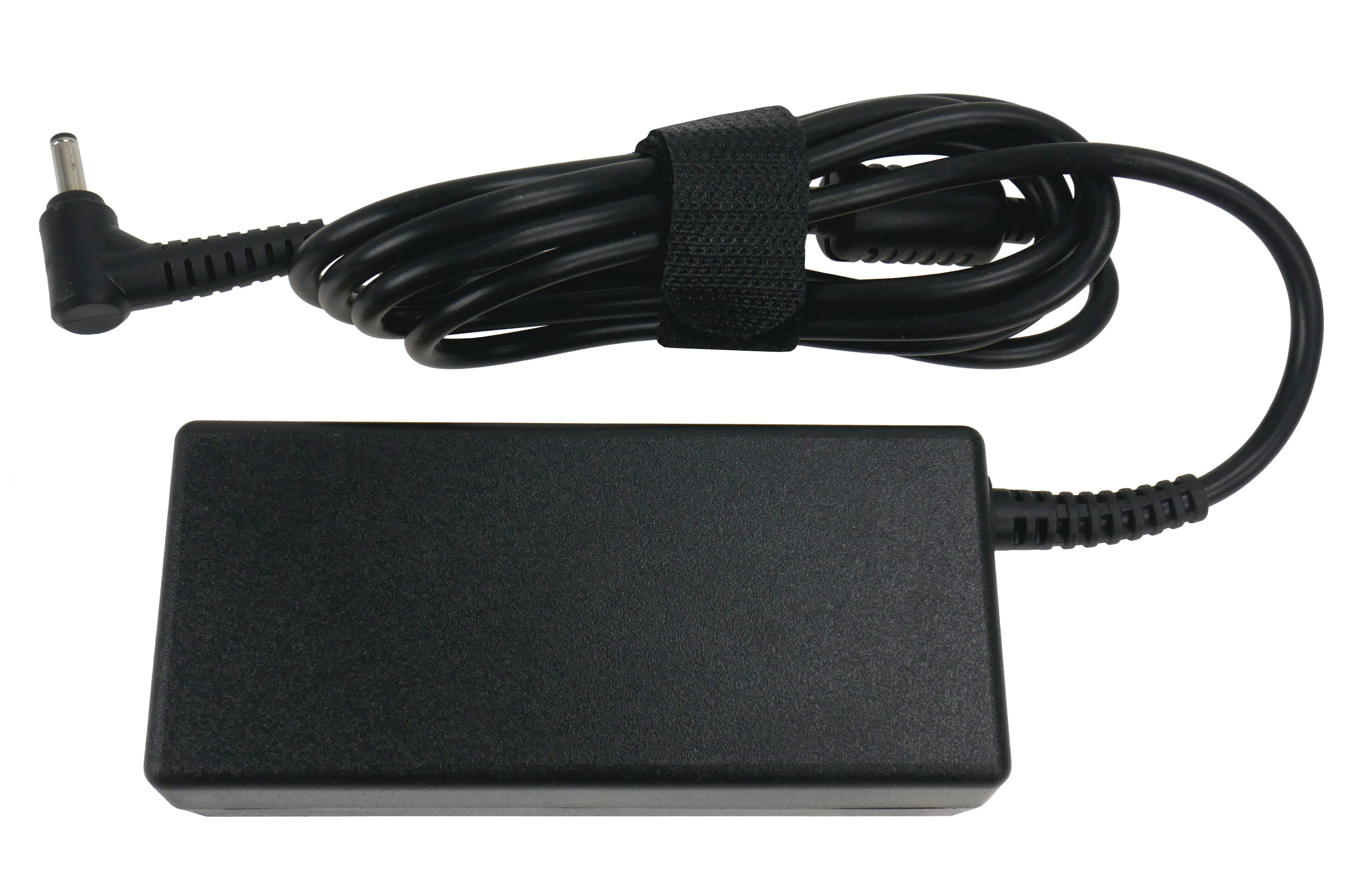 Czarna ładowarka do laptopa z czarnym kablem. Kabel jest połączony rzepem. Białe tło.