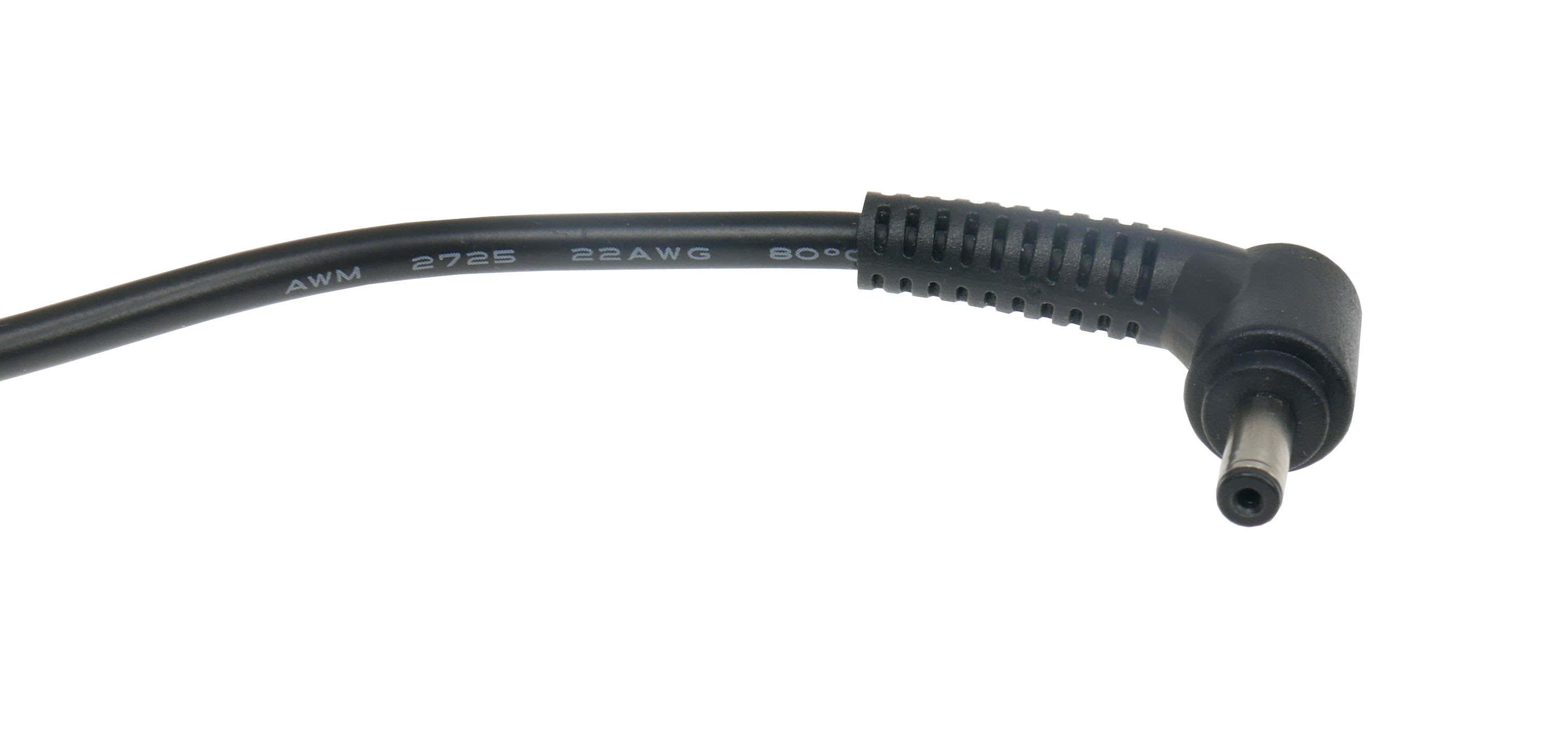 Czarny kabel zasilający ze złączem na końcu, z napisami na kablu.