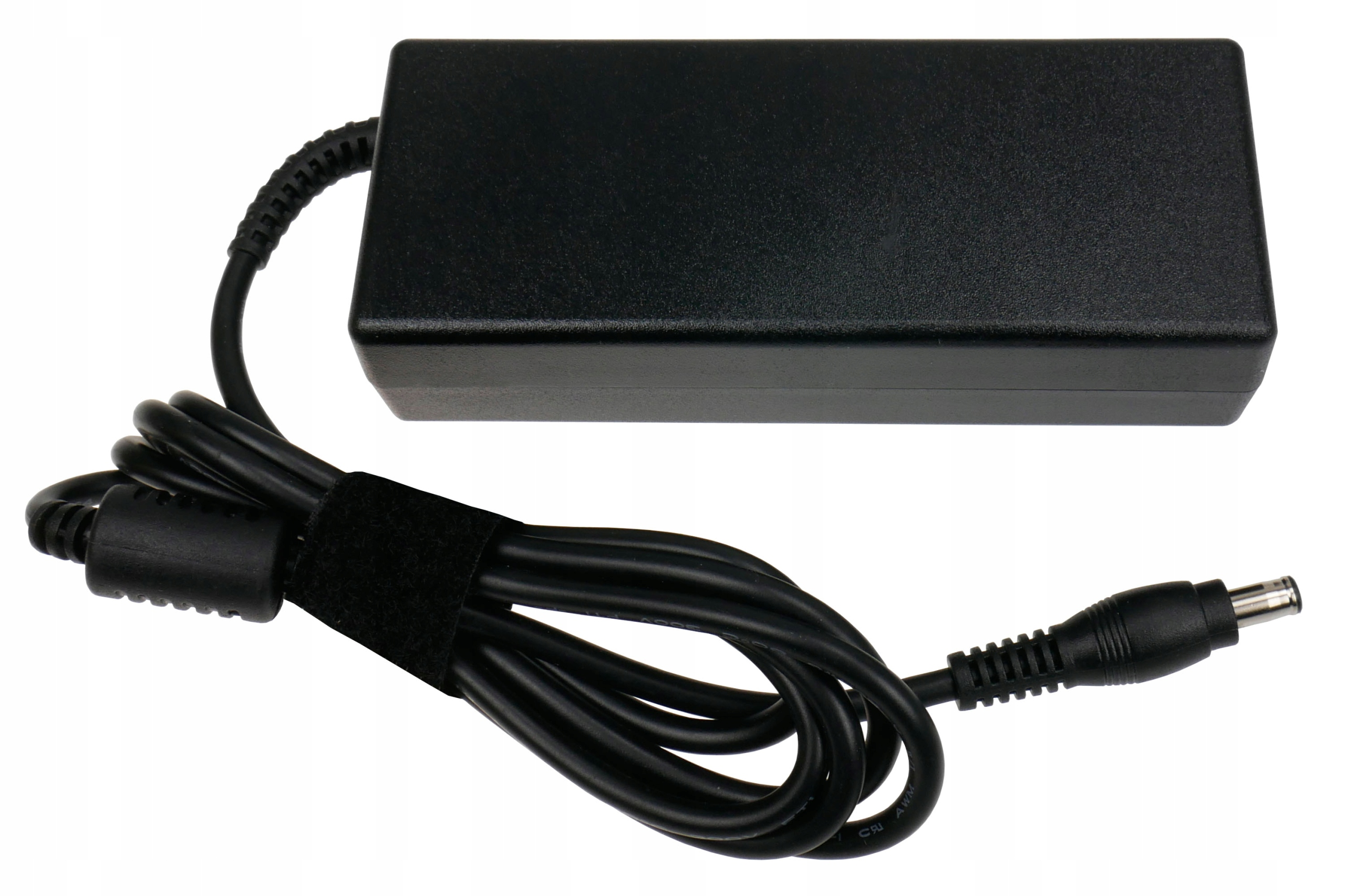 Czarny zasilacz do laptopa z czarnym kablem, złączem i paskiem na rzep. Izolowany na białym tle.