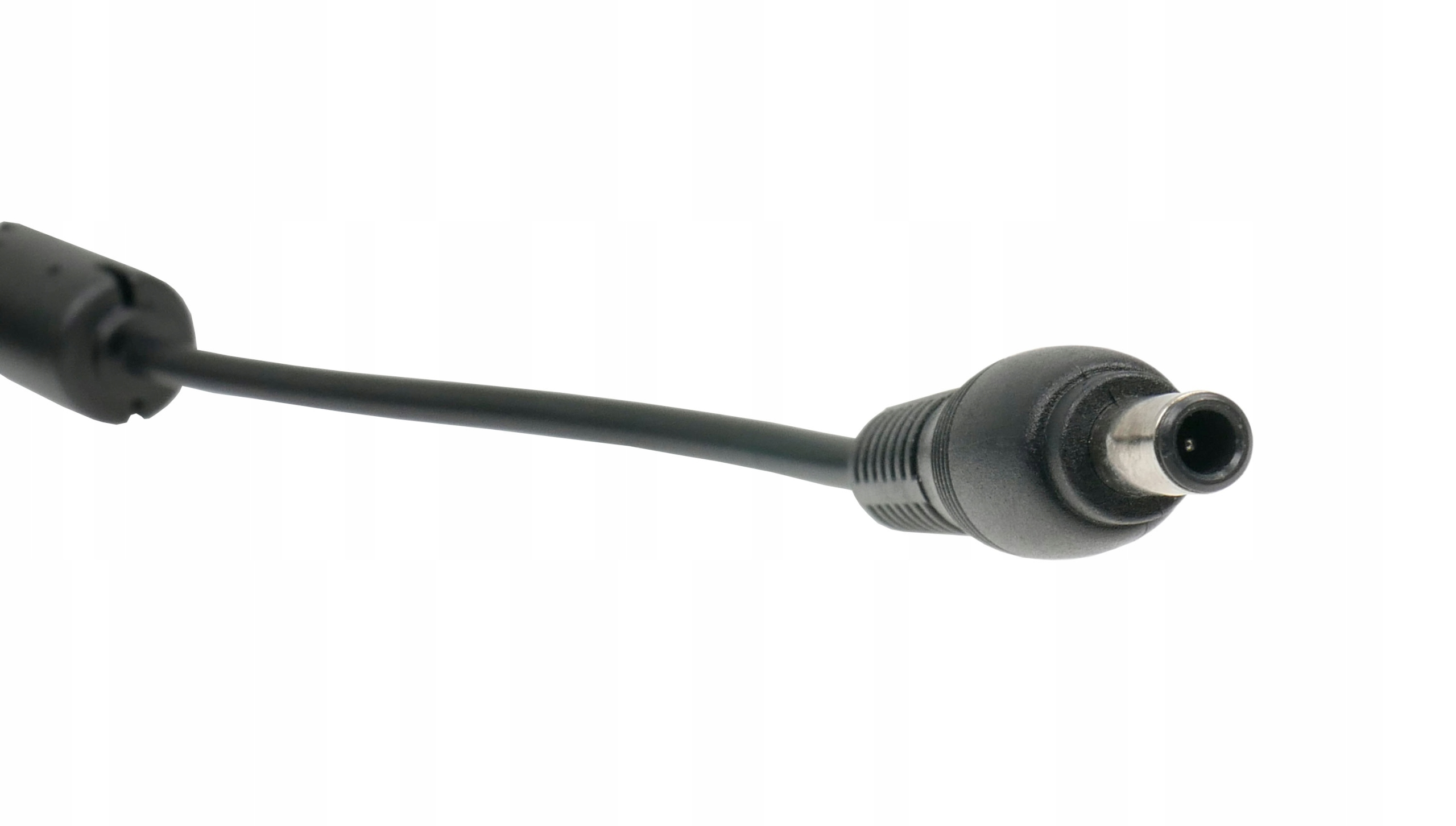 Czarny kabel zasilający na białym tle. Ma złącze po prawej stronie.