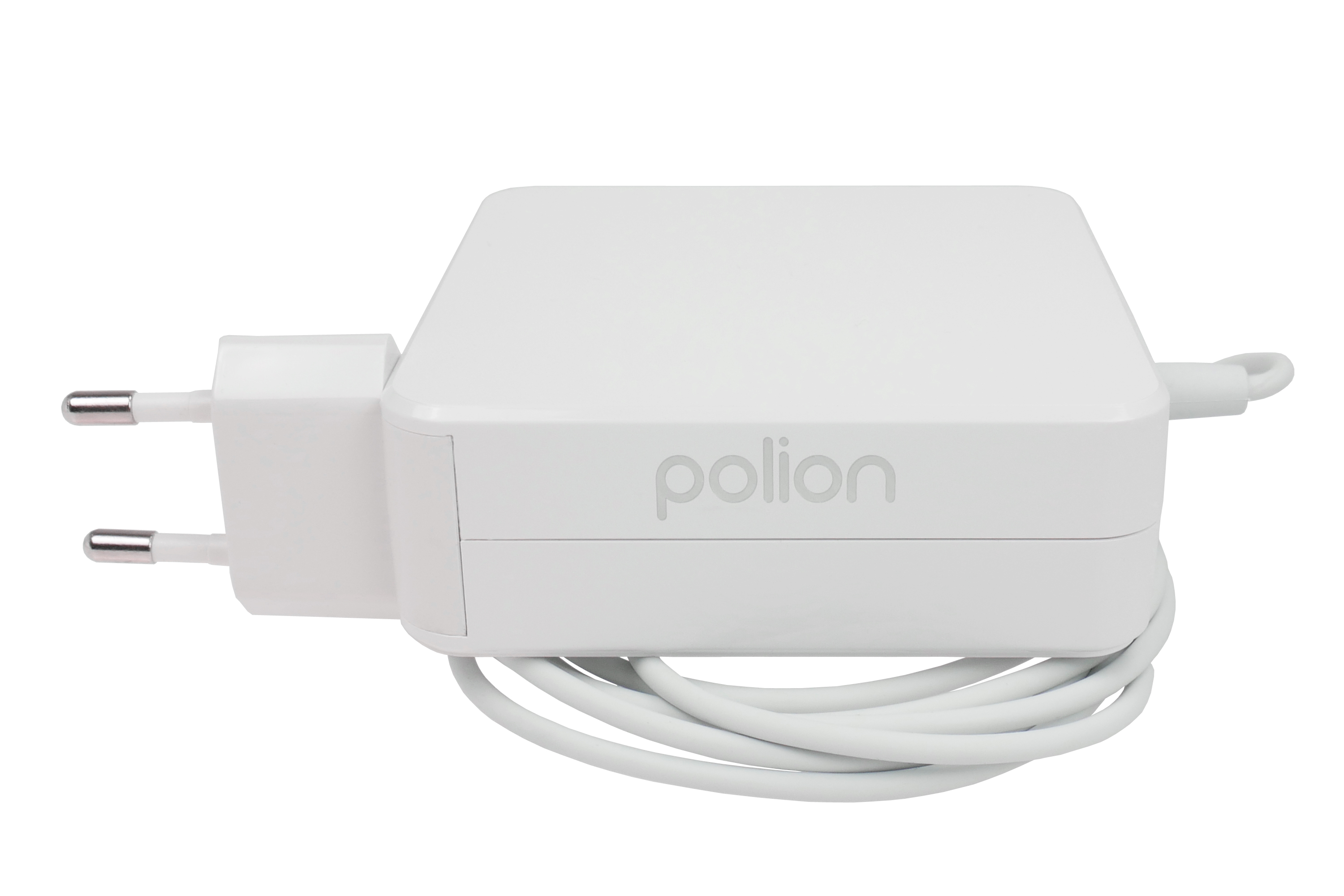Biały zasilacz z wtyczką i kablem. Słowo 'polion' jest na nim wydrukowane.