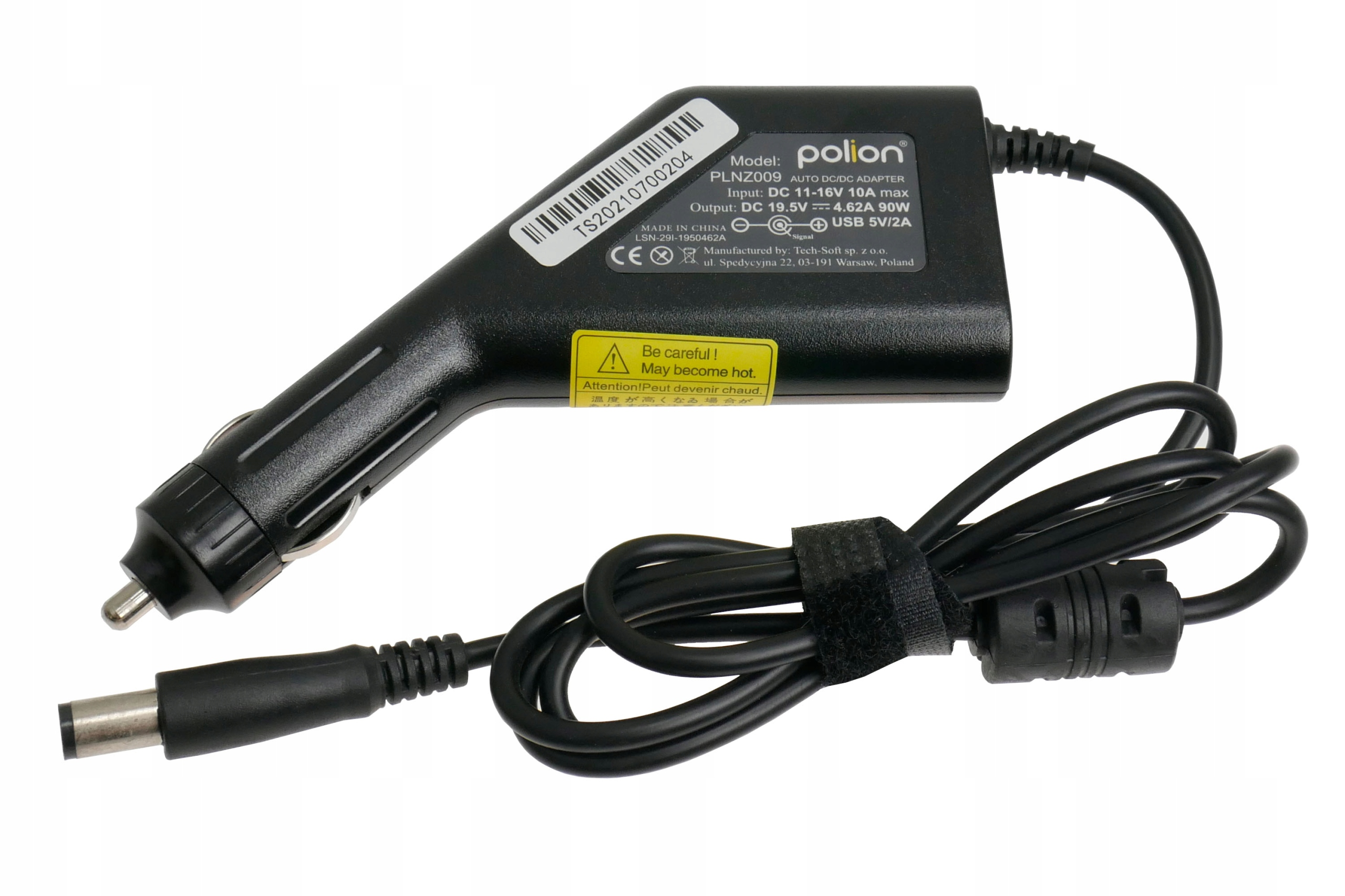 Czarny adapter samochodowy z etykietą. Kabel jest czarny i pętlą. Tło jest białe.