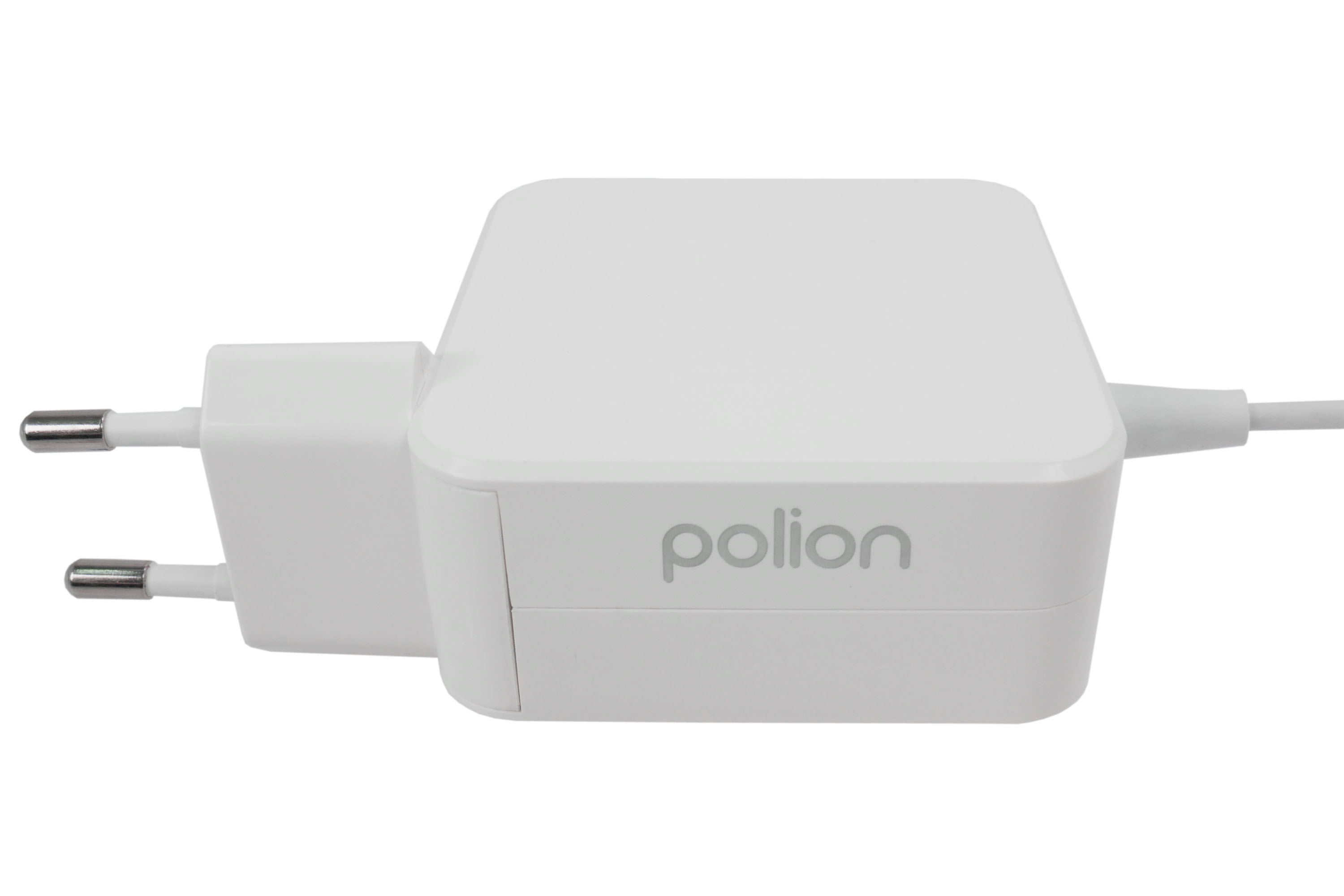 Biała ładowarka Polion z wtyczką dwupinową i kablem na białym tle. Ładowarka jest prostokątna.