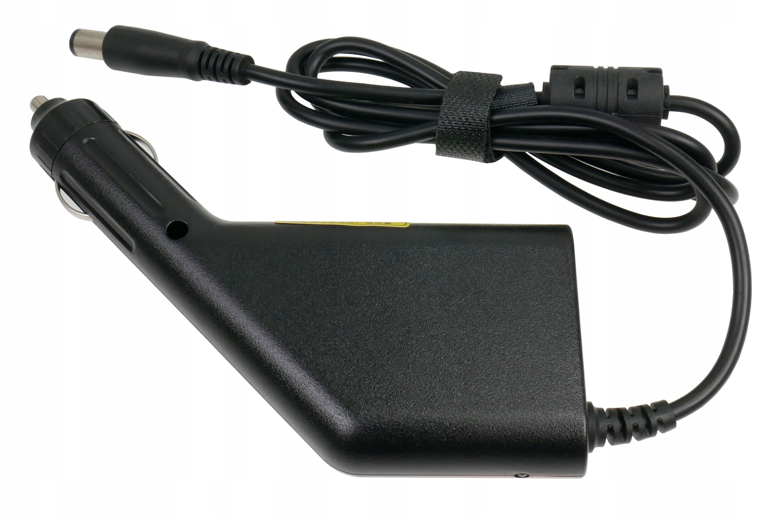 Czarny adapter samochodowy z czarnym kablem. Kabel zabezpieczony czarnym paskiem na rzep, na białym tle.