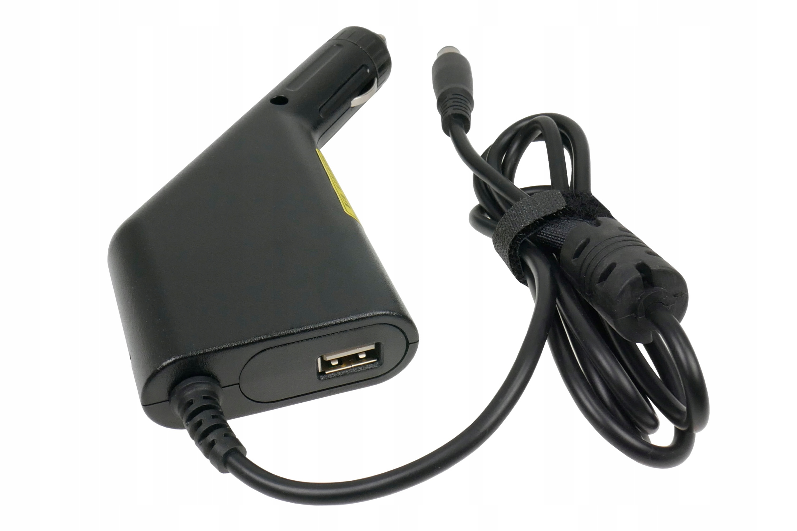 Czarna ładowarka samochodowa z portem USB i czarnym kablem z wtyczką. Na białym tle.