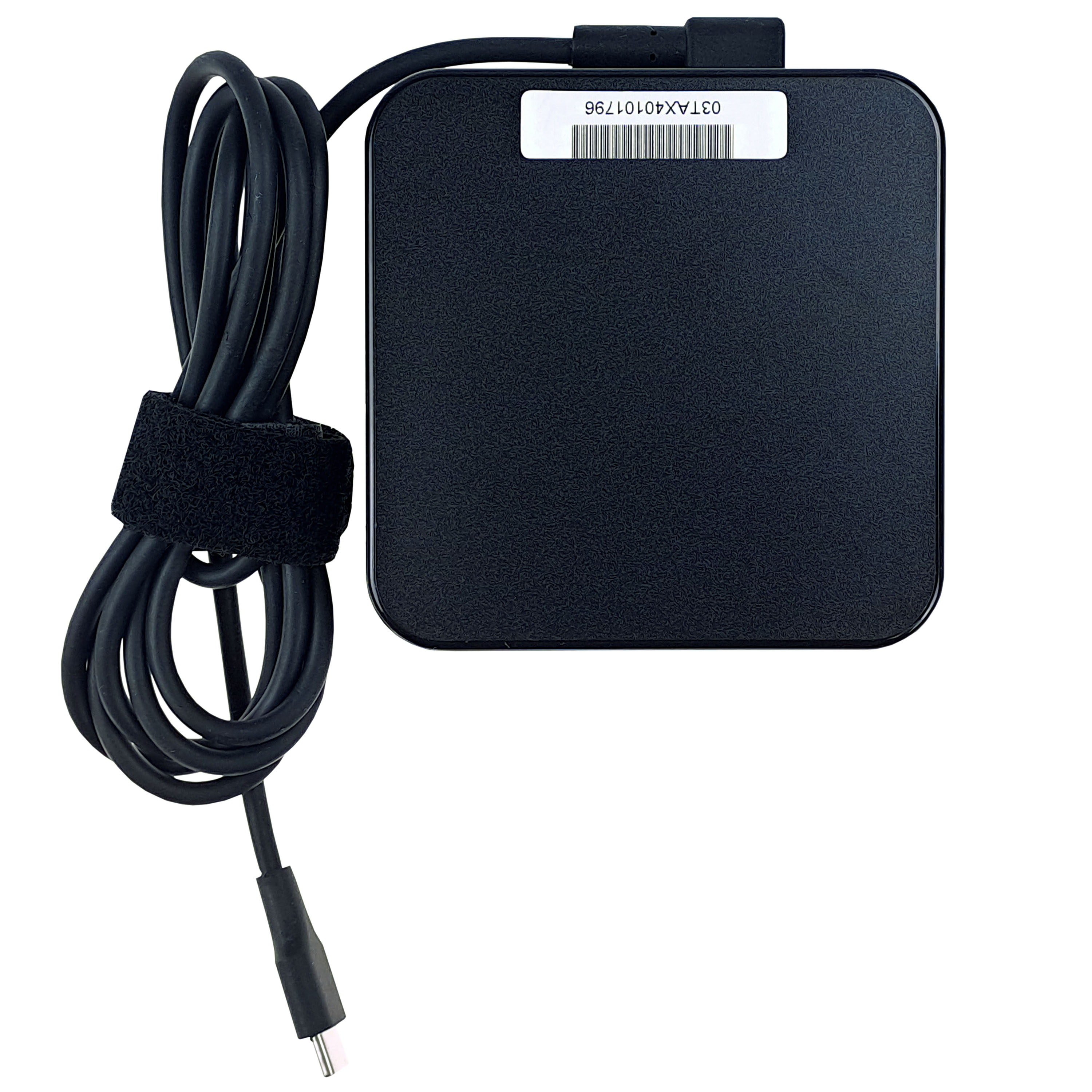 Czarna ładowarka do laptopa z czarnym kablem, rzepem i złączem USB-C. Etykieta.