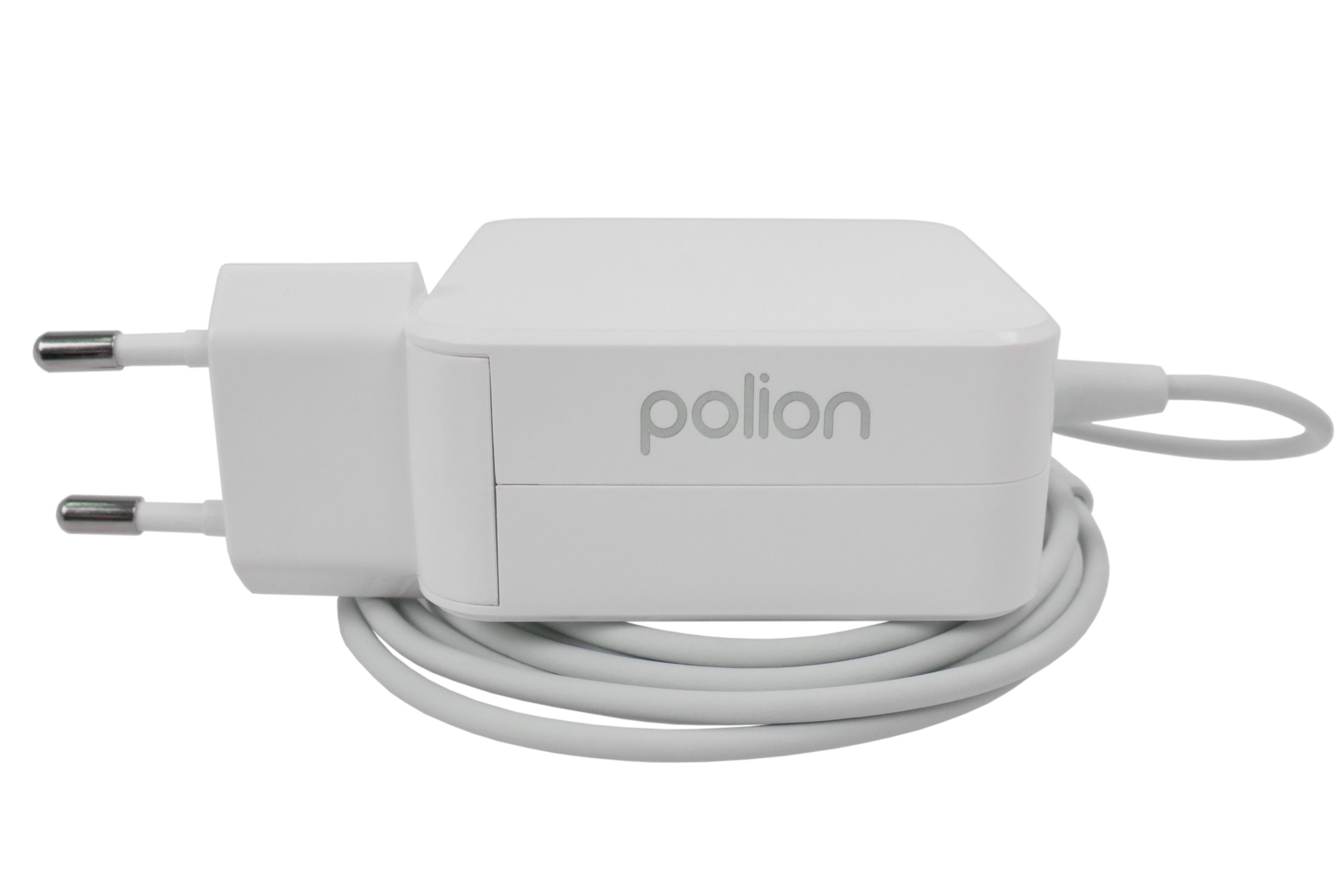 Biała ładowarka Polion z kablem. Ładowarka ma wtyczkę i pudełko z nazwą marki.