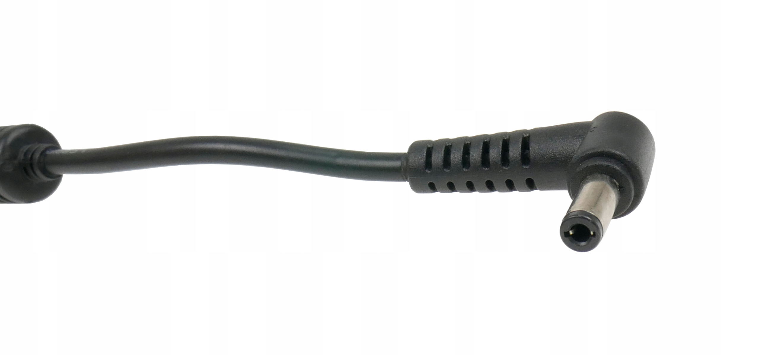 Czarny kabel zasilający z wtyczką DC na białym tle.