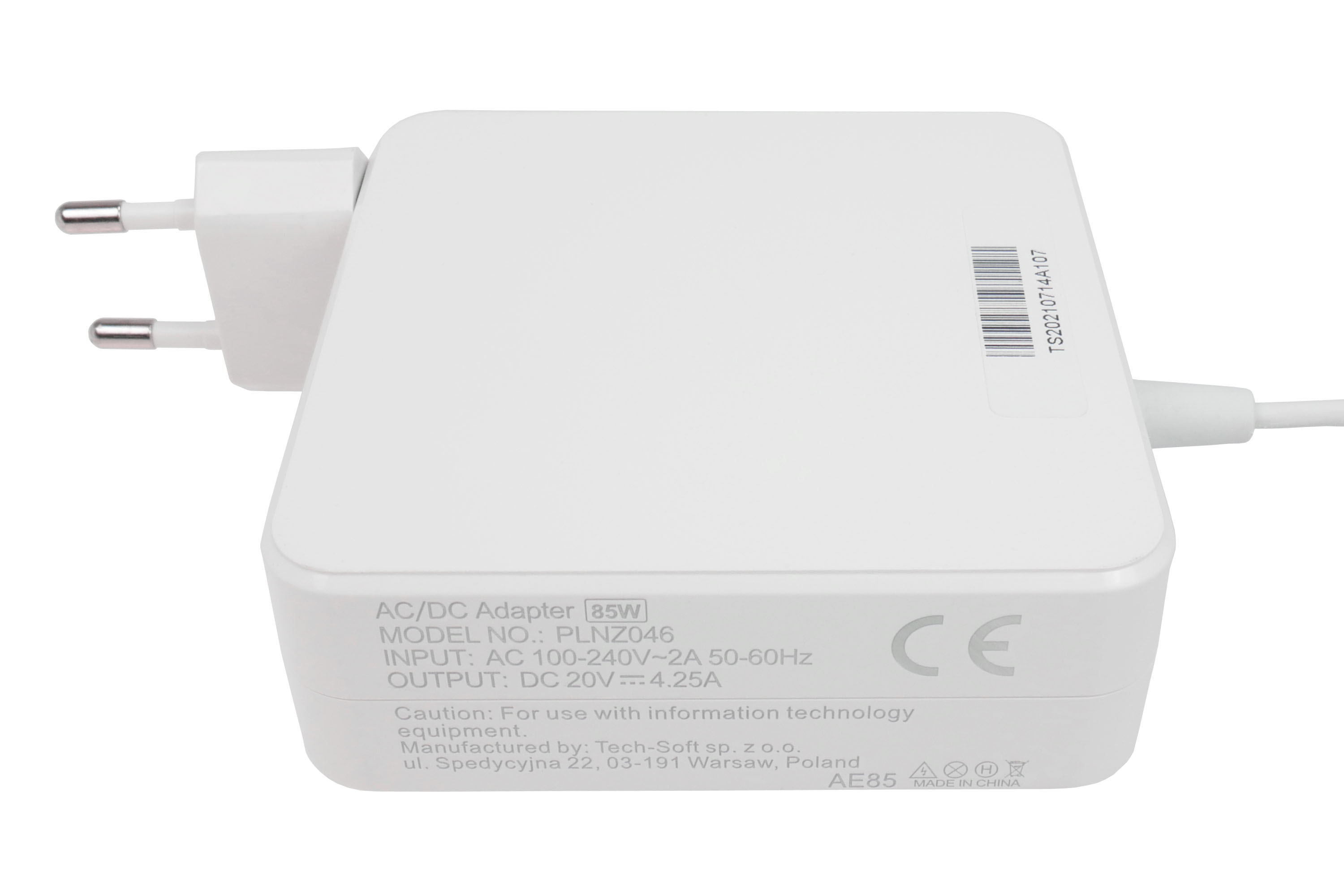 Biały zasilacz AC/DC z wtyczką na białej powierzchni. Widoczne szczegóły zasilacza.