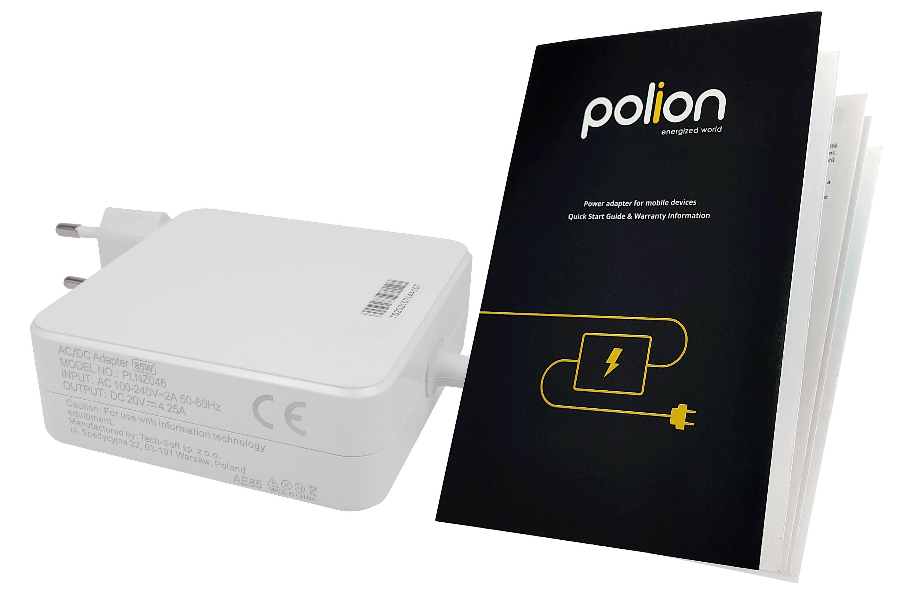 Biały zasilacz, czarna instrukcja z logo i tekstem. Białe tło. Wtyczka adaptera po lewej.