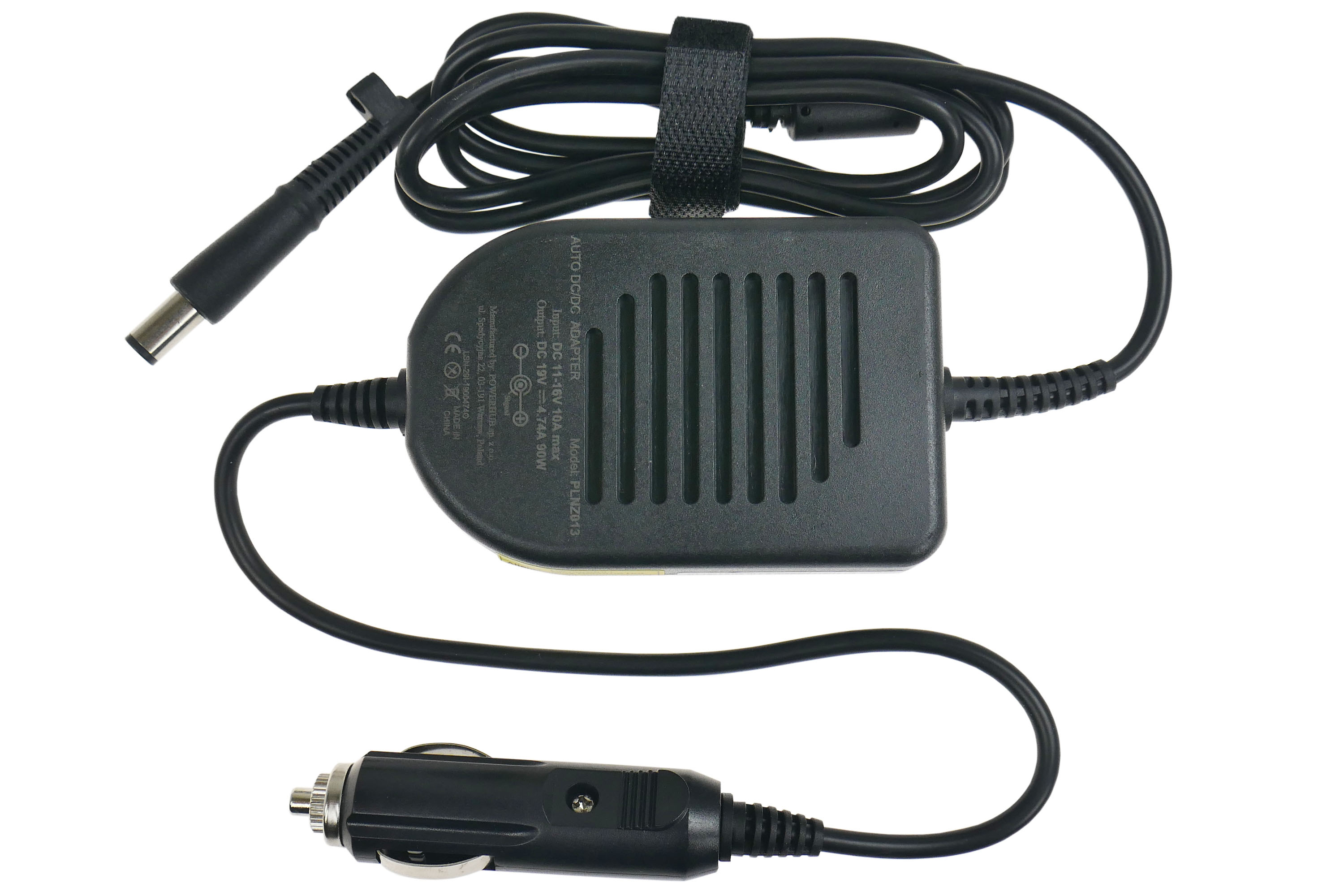 Czarna ładowarka do laptopa z adapterem samochodowym. Posiada zasilacz i kable na białym tle.