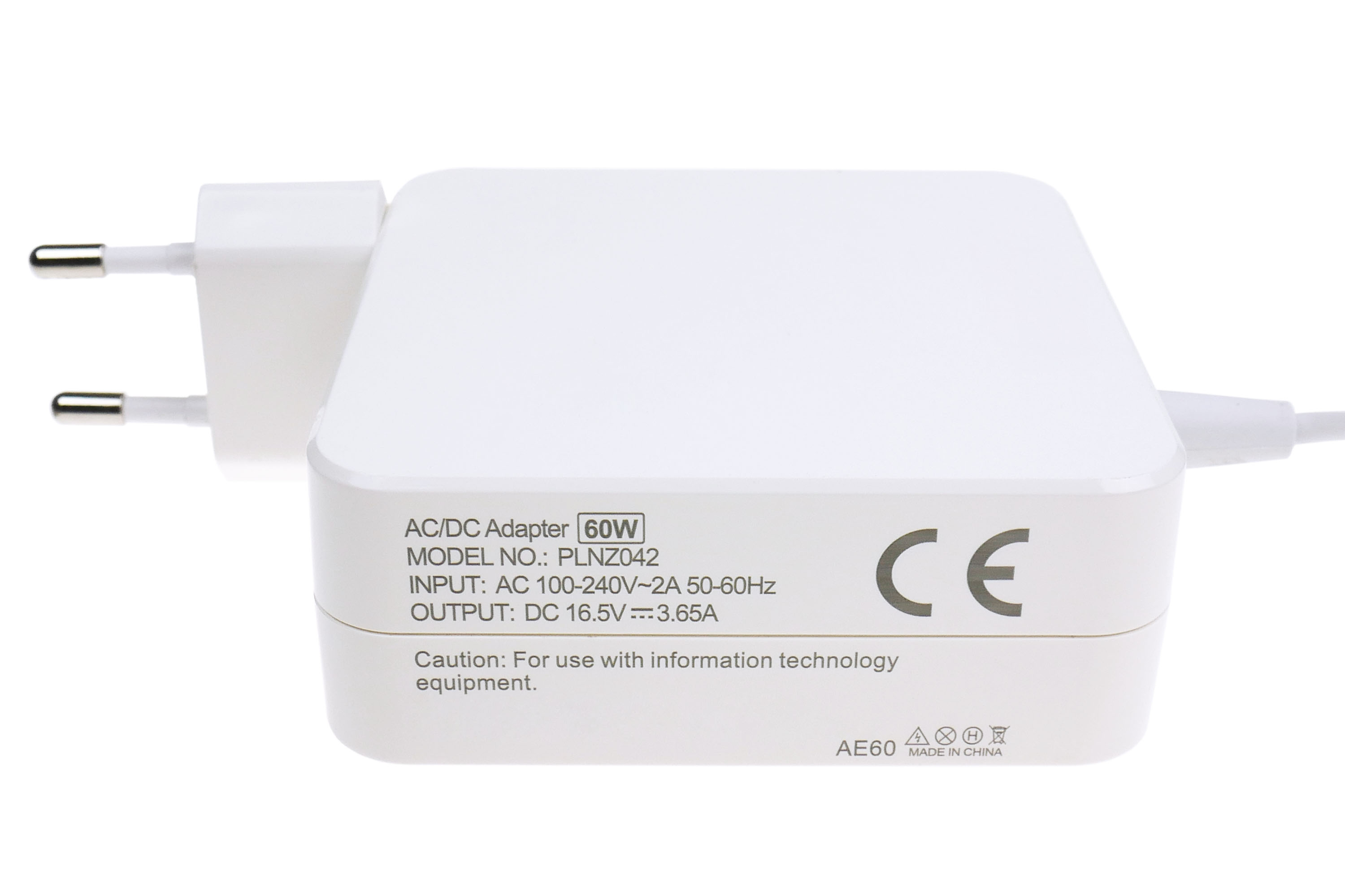 Biały zasilacz AC/DC z wtyczką i etykietami informacyjnymi na białym tle. Posiada oznaczenie CE.