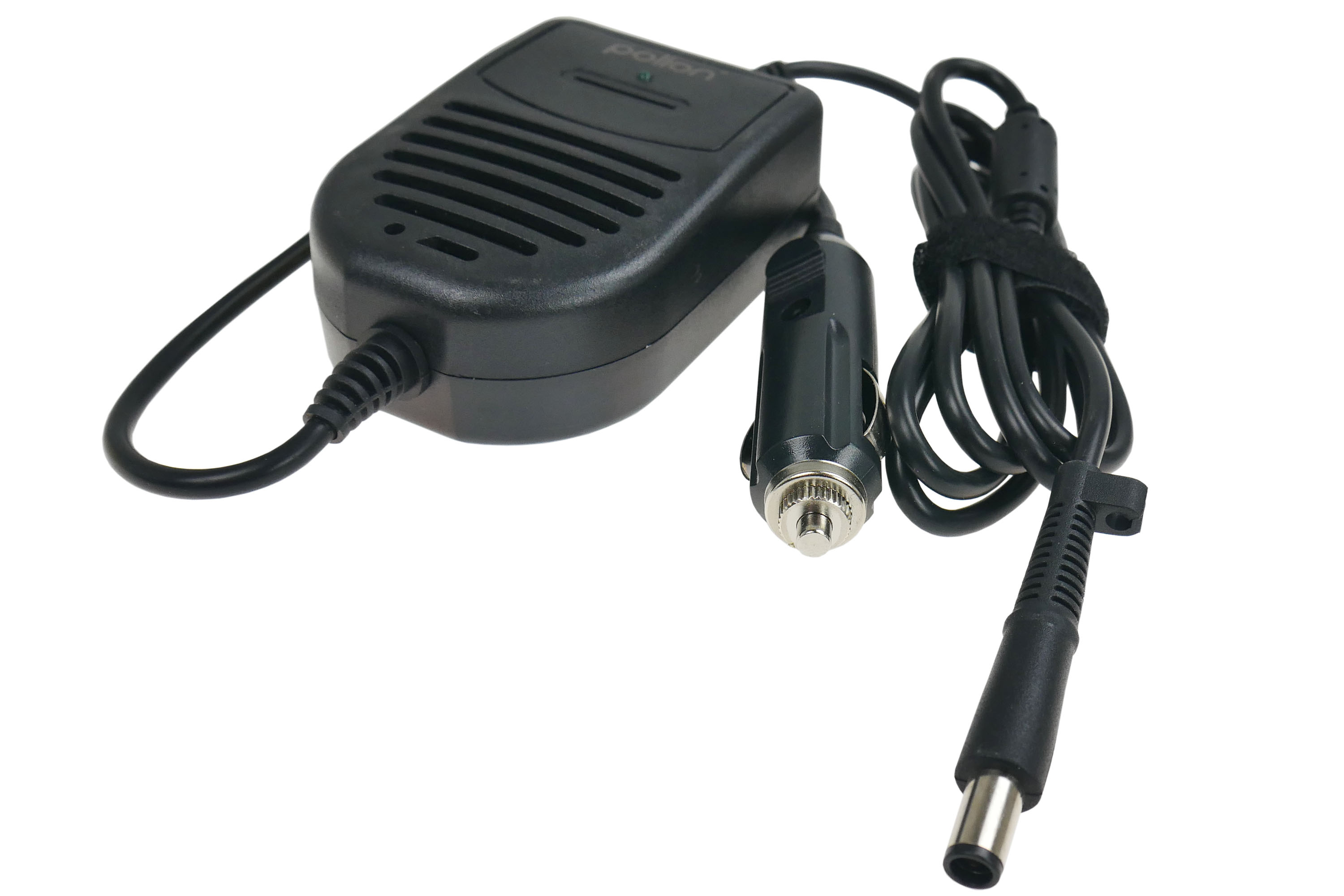 Czarny zasilacz z wtyczką do ładowarki samochodowej. Kable są czarne. Białe tło.